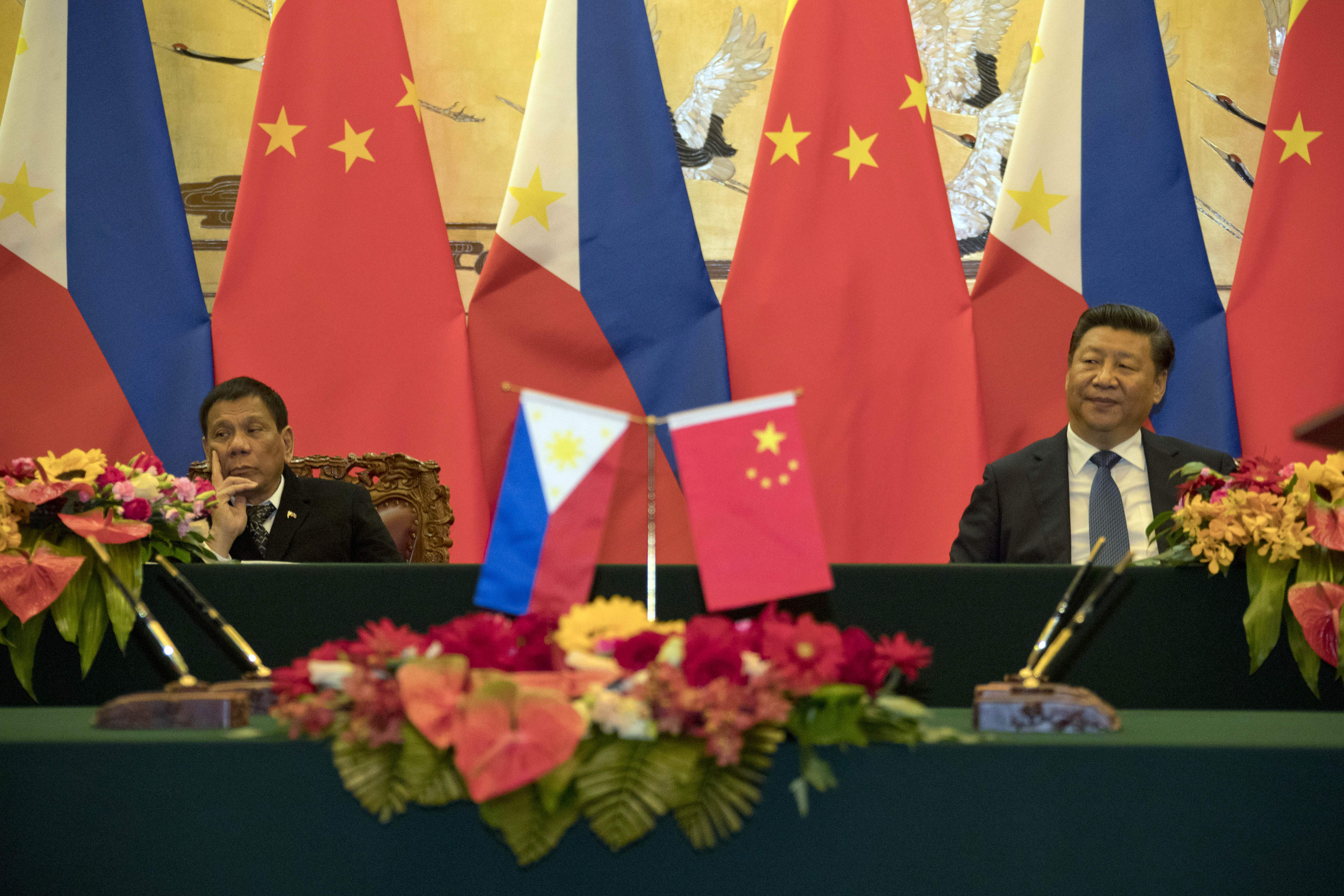 Philippine President Rodrigo Duterte, left and Chinese President Xi Jinping attend a signing ceremony on October 20, 2016 in Beijing, China. (Pool—Getty Images)