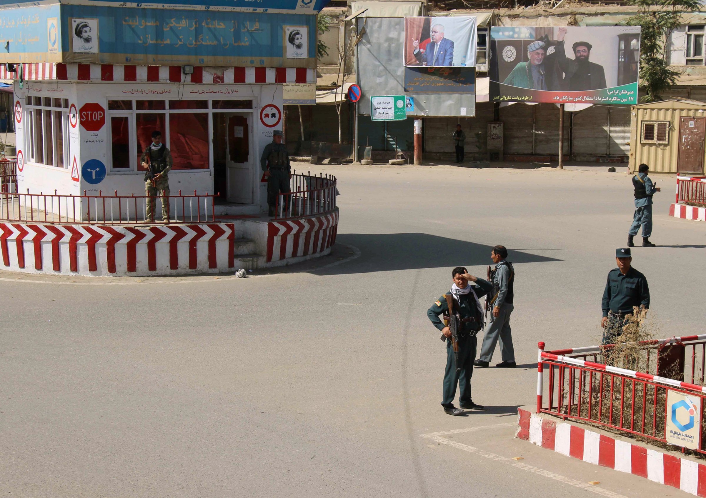 Afghan policemen keep watch at the downtown of Kunduz city, Afghanistan October 3, 2016.REUTERS/Nasir Wakif - RTSQIEE