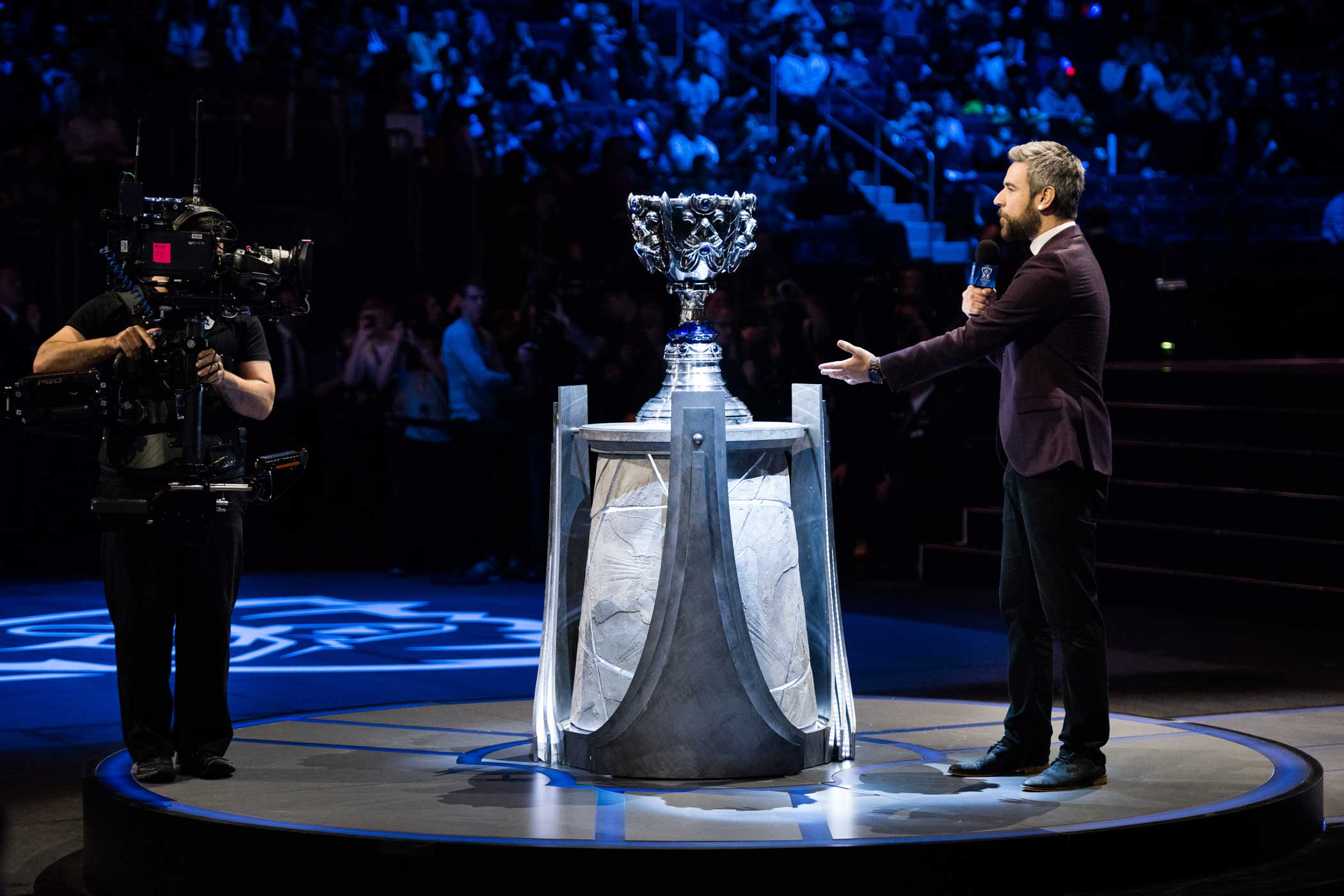 Rivington Bisland III, the emcee, speaks in front of the trophy. Rivington, as he's known in-game, has one of the longest eSports commentating careers, going back to 2000 for other organizations.