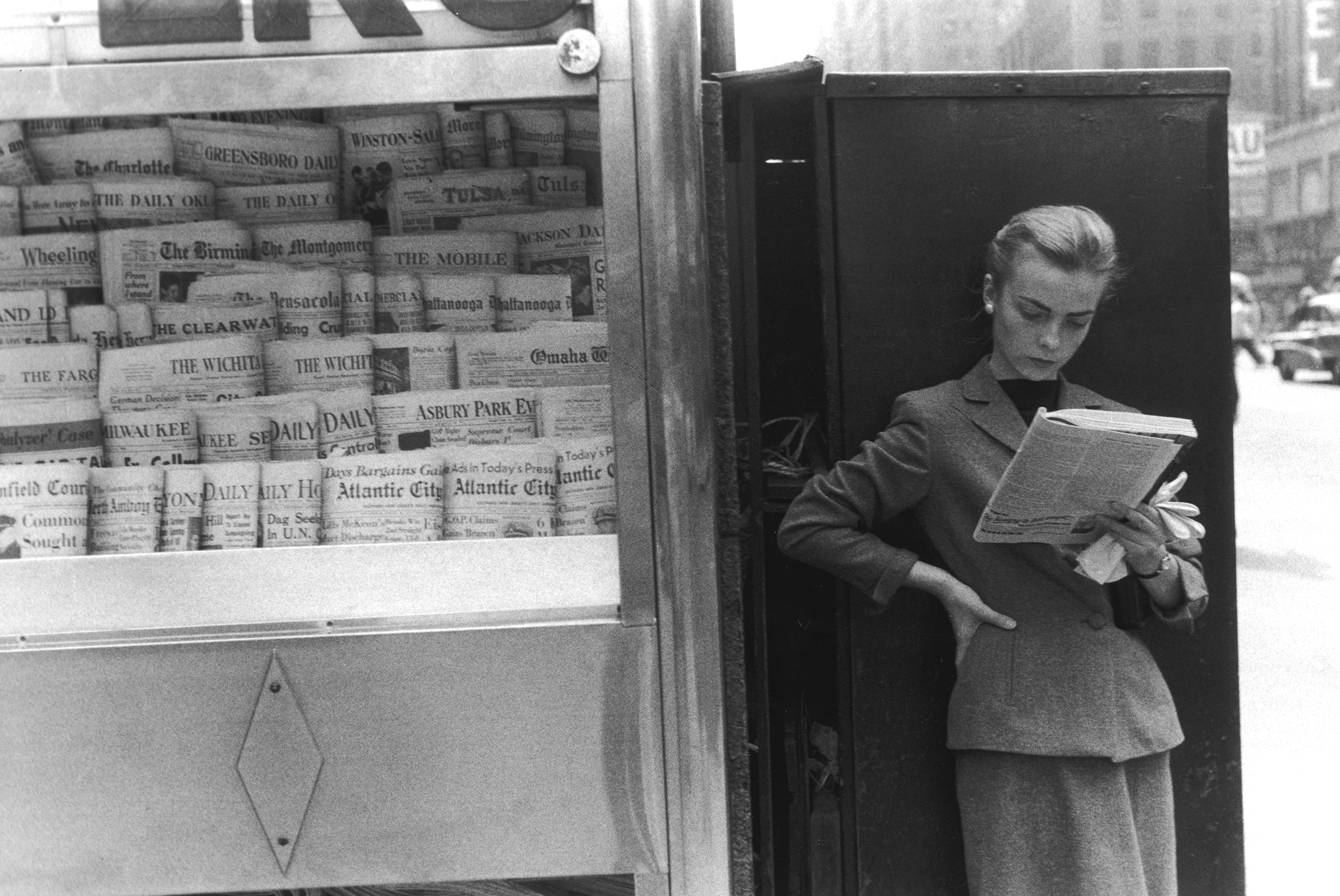 Louis Stettner photograph, Elbowing an Out of Town Newsstand - 1954.
