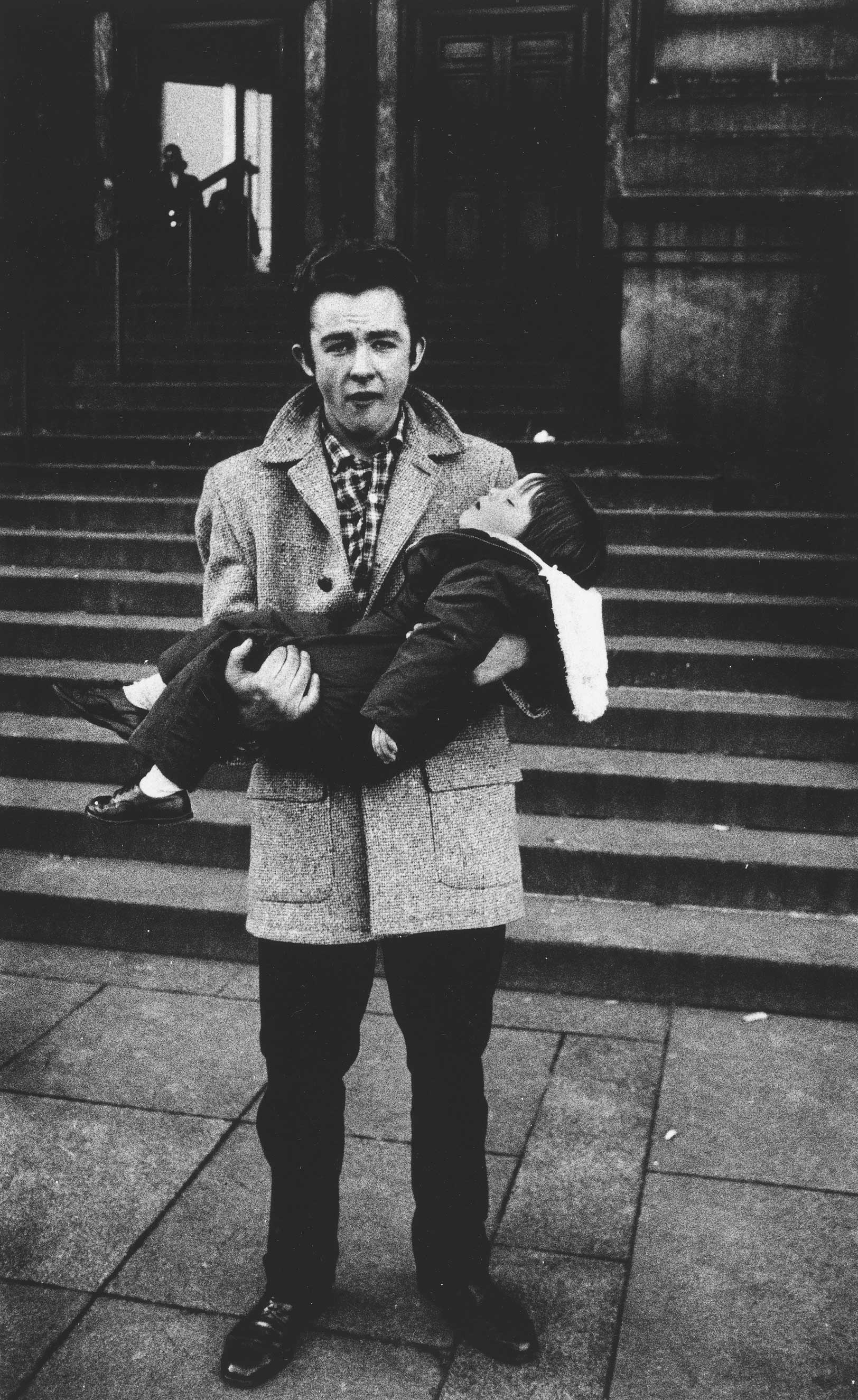 man-holding-a-sleeping-child-nyc-1957