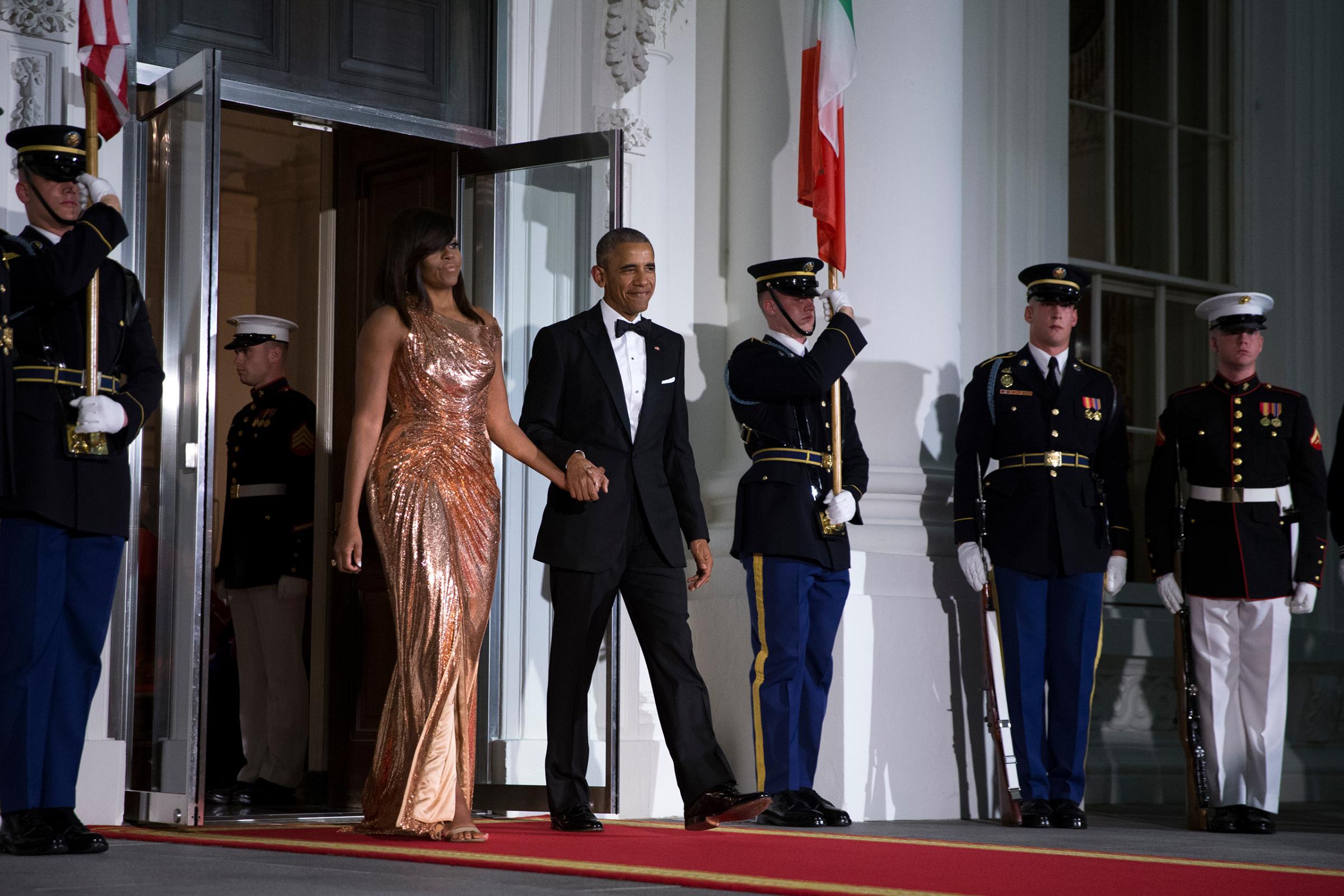 Barack Obama (R) and Michelle Obama (L) walk outside to greet Italian Prime Minister Matteo Renzi and Italian First Lady Agnese Landini prior to the state dinner at the White House on Oct. 18, 2016 in Washington DC.