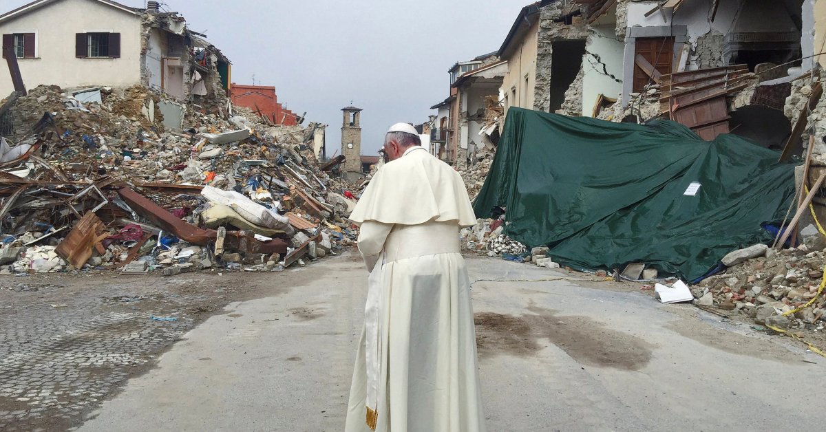 Землетрясение август. Землетрясение в Италии 1980 23 ноября. Inside job"папа Римский землетрясение.