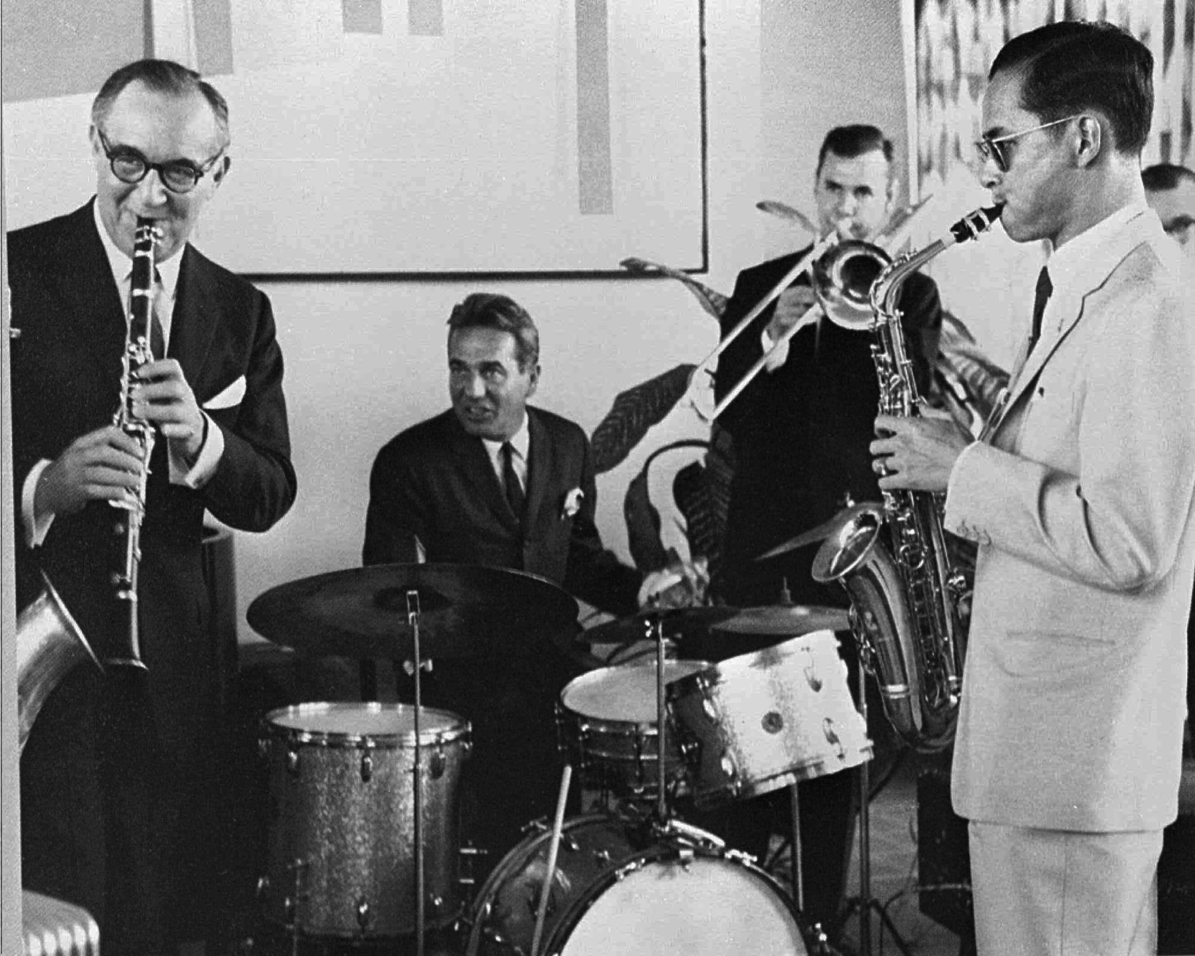 King Bhumibol Adulyadej (far right) plays the saxophone during a jam session with legendary jazz clarinetist Benny Goodman (far left) and his band in New York on July 5, 1960.