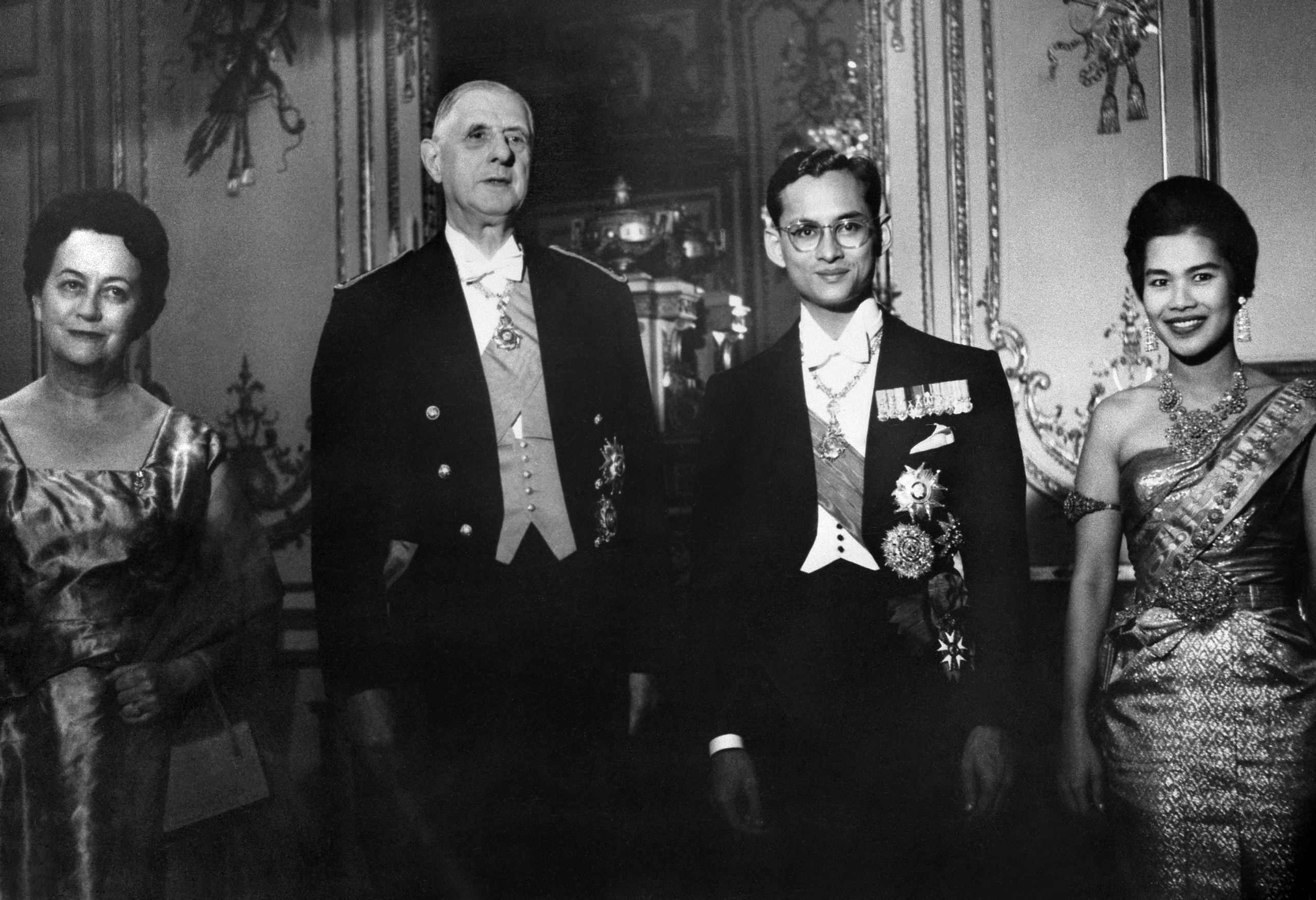 French President General de Gaulle (second from left) and his wife Yvonne de Gaulle (left) pose for photographers with King Bhumibol Adulyadej and his wife queen Sirikit after a dinner at the Elysee Palace in Paris on Oct. 12, 1960.