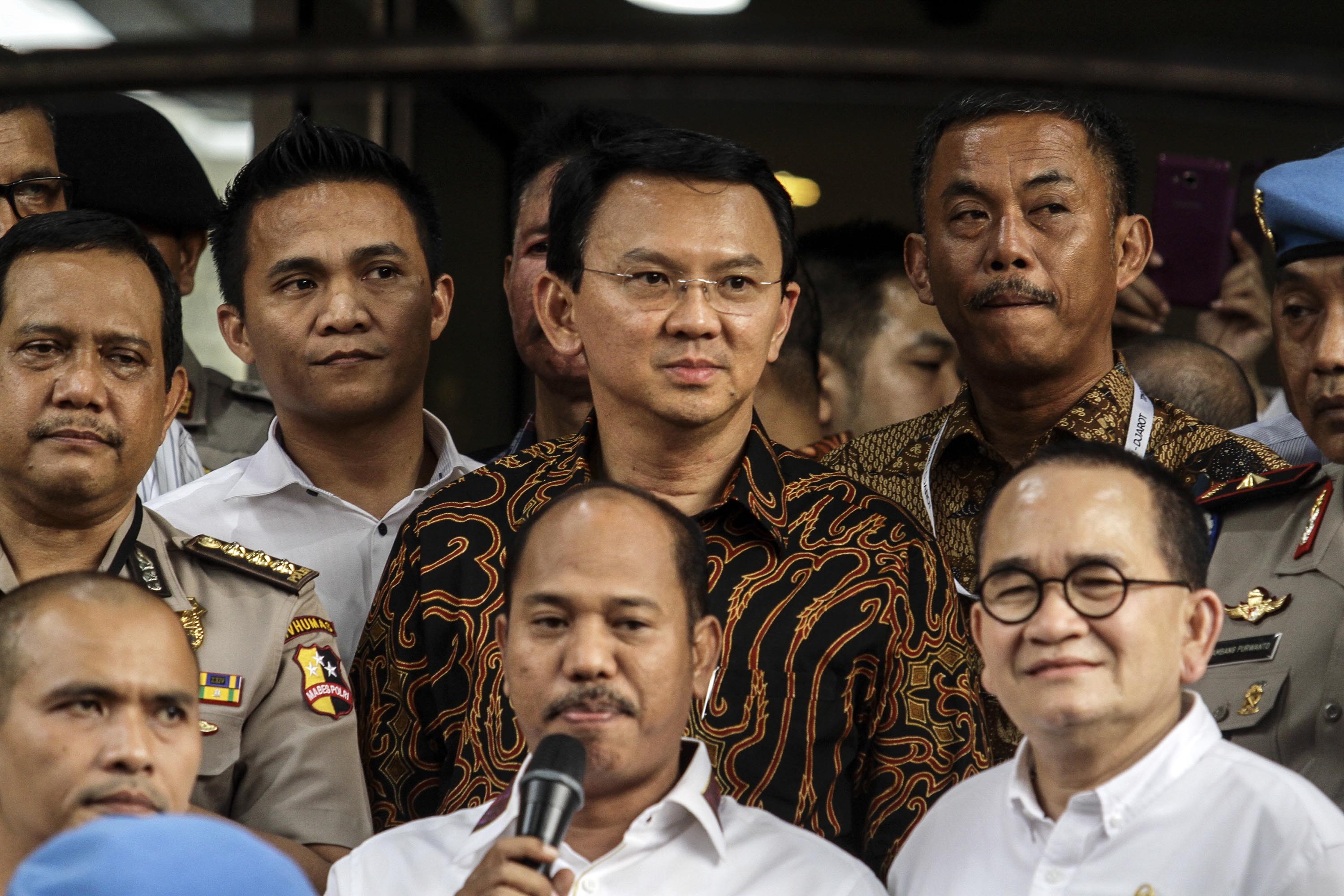 Jakarta's Governor Basuki Tjahaja Purnama, center, in a batik shirt, faces journalists after investigation by the police at the police headquarters in Jakarta on Nov. 7, 2016 (Wawan Kurniawan/Anadolu Agency/Getty Images)