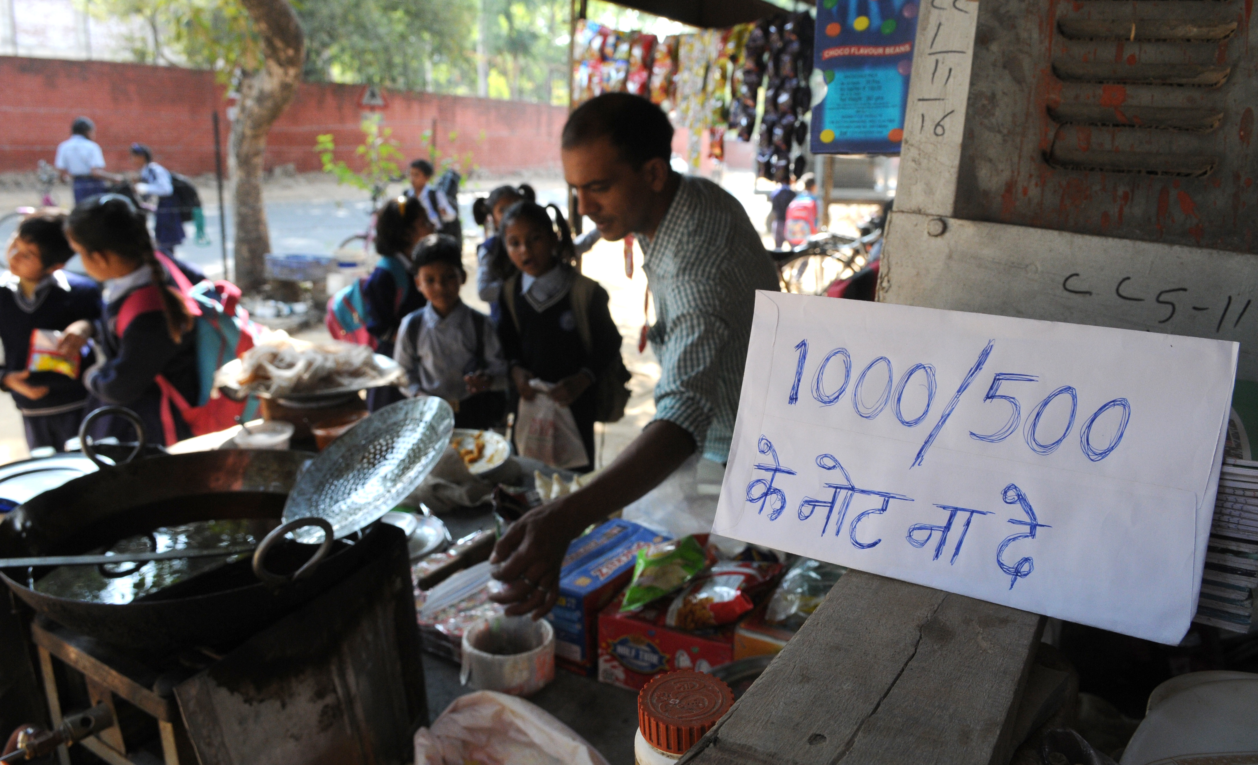 A roadside tea shop asks customers not to give 1000 or 500 rupee notes on November 10, 2016 in Chandigarh, India. (Hindustan Times via Getty Images)
