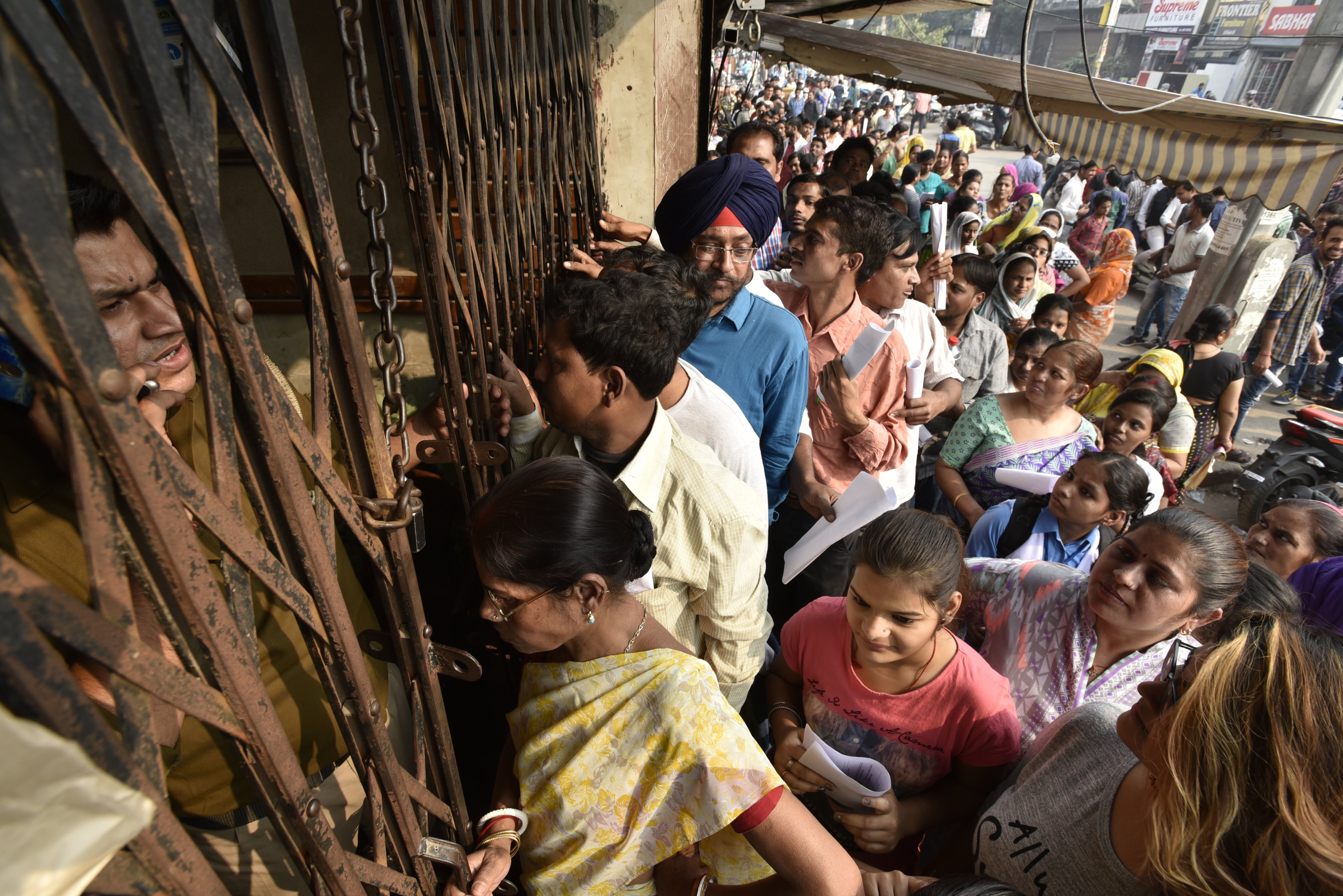 Long queue in front of the state Bank of India near Mahila Colony  Gandhi Nagar east Delhi for new currency  on November 10, 2016 in New Delhi, India. (Arvind Yadav—Hindustan Times/Getty Images)