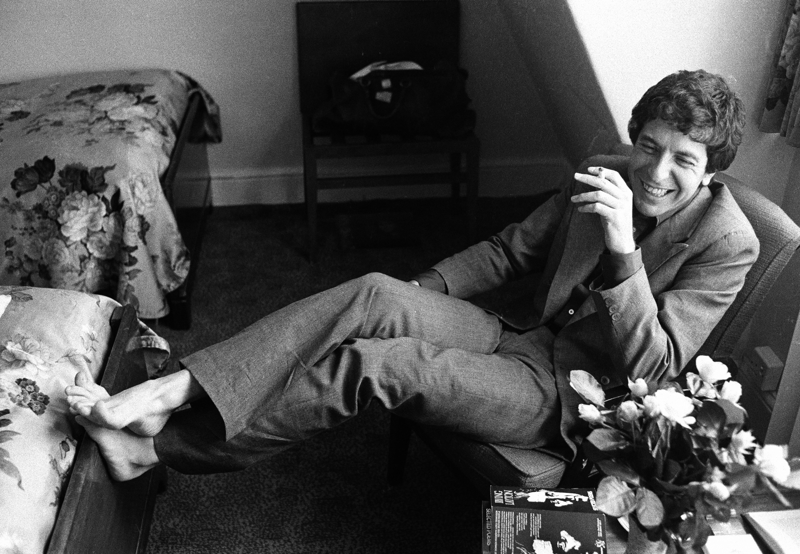 Leonard Cohen Relaxes