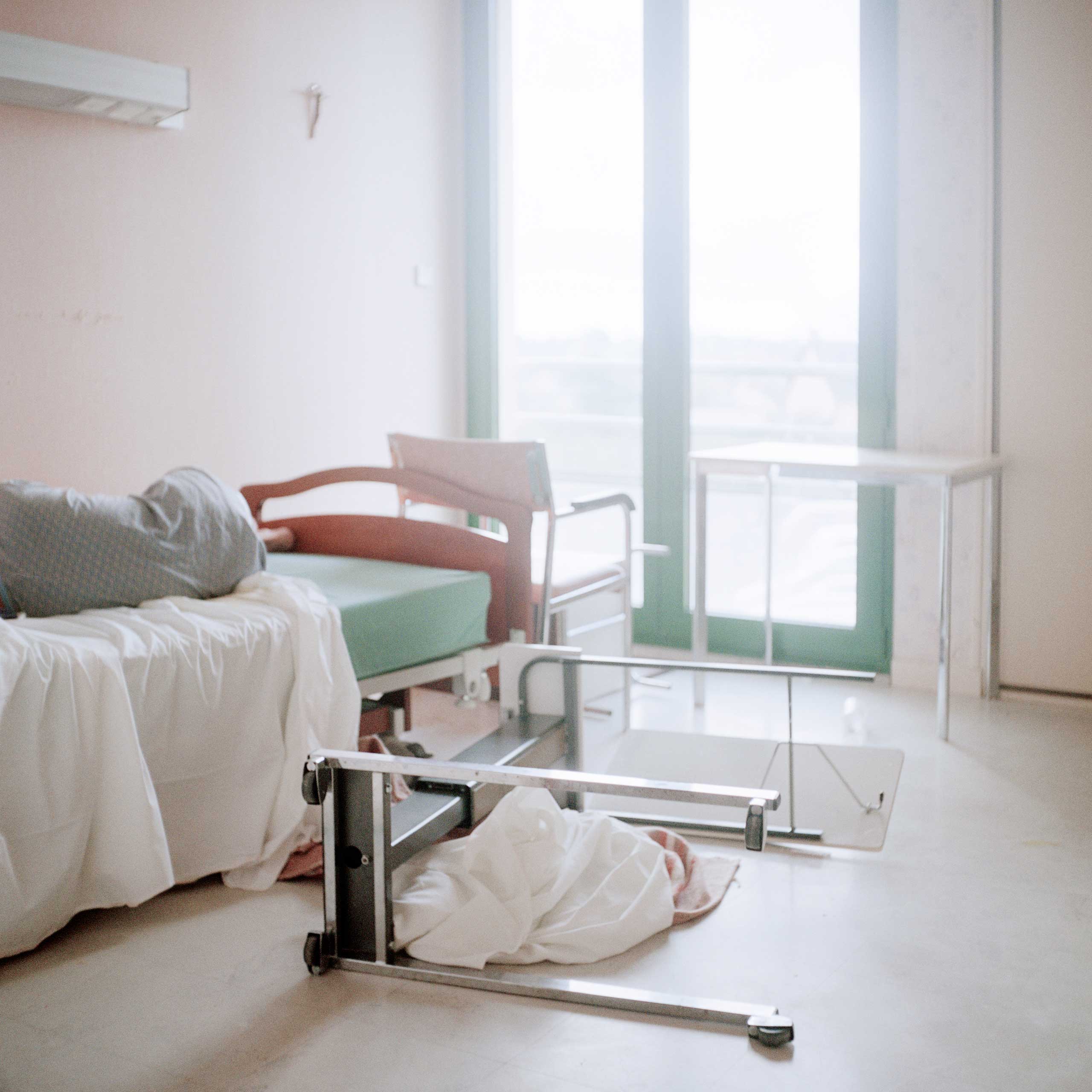 Evidence of a difficult night at 7 a.m. in a room in the Alzheimer’s ward. Alzheimer’s disease can cause behaviour difficulties such as aggressiveness, eating disorders, increased anxiety or depressive tendencies.