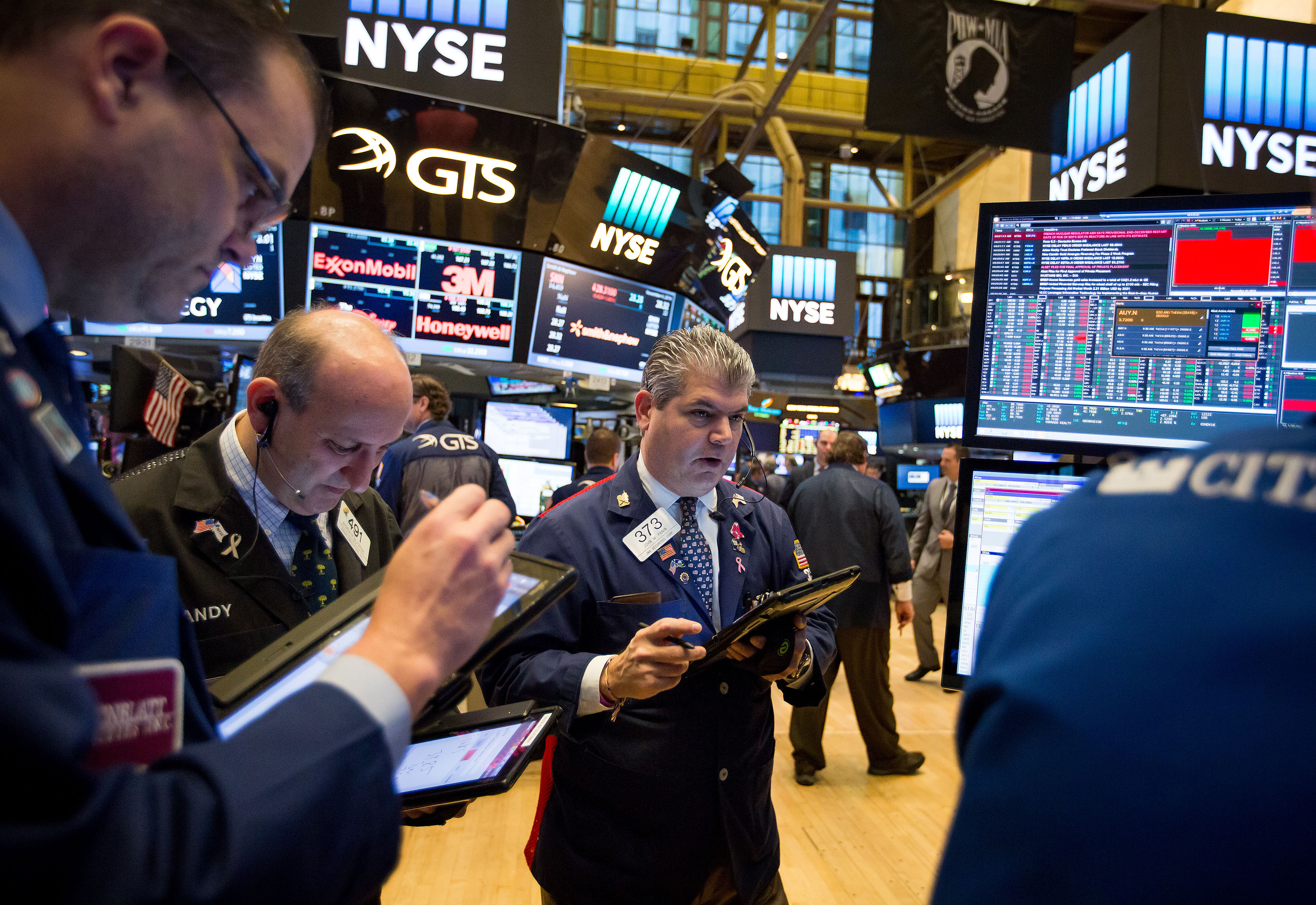 Traders work on the floor of the New York Stock Exchange (NYSE) in New York, U.S., on Friday, Nov. 4, 2016. U.S. stocks fluctuated amid payrolls data that bolstered speculation the economy is strong enough to weather higher interest rates, while investors remained wary before the looming presidential election. Photographer: Michael Nagle/Bloomberg via Getty Images (Bloomberg—Bloomberg via Getty Images)