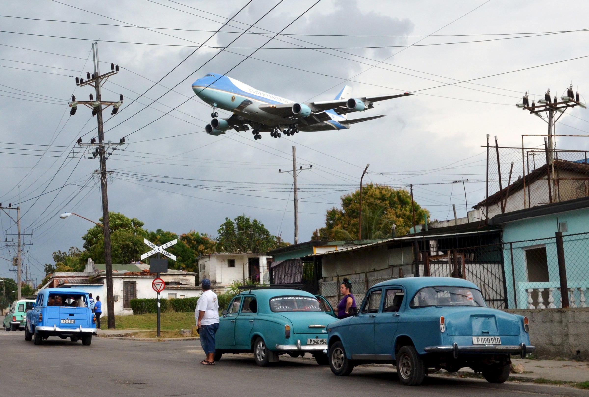 Air Force One carrying Obama and his family flies over a neighborhood of Havana as it approaches the runway to land at Havana's international airport