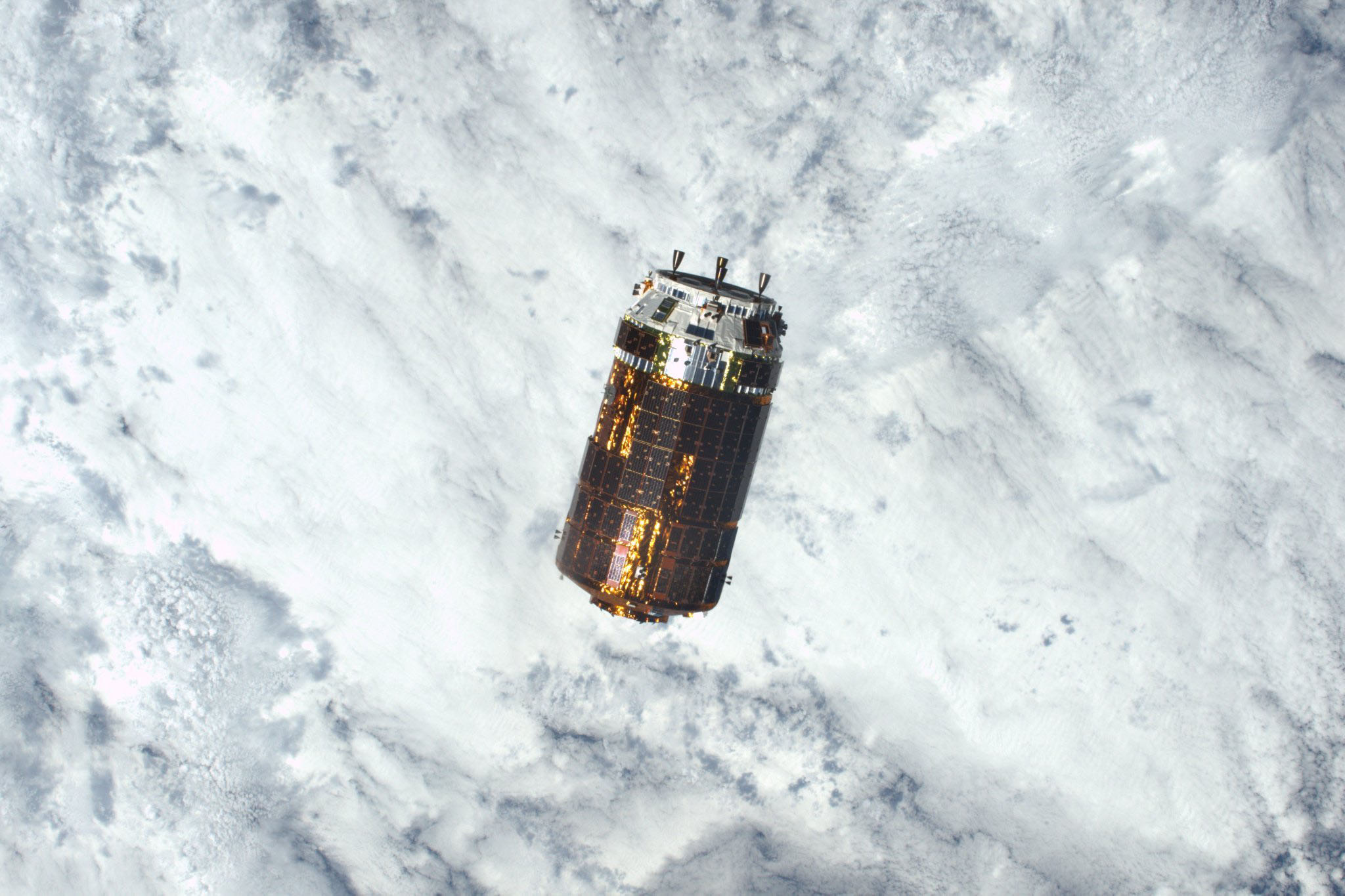 SPACE-US-JAPAThis NASA photo obtained Dec. 14, 2016 shows an image taken by Expedition 50 Commander Shane Kimbrough of NASA of the Japan Aerospace Exploration Agencys Kounotori H-II Transfer Vehicle (HTV-6) as it approached the International Space Station on Dec. 12, 2016.N-KOUNOTORI