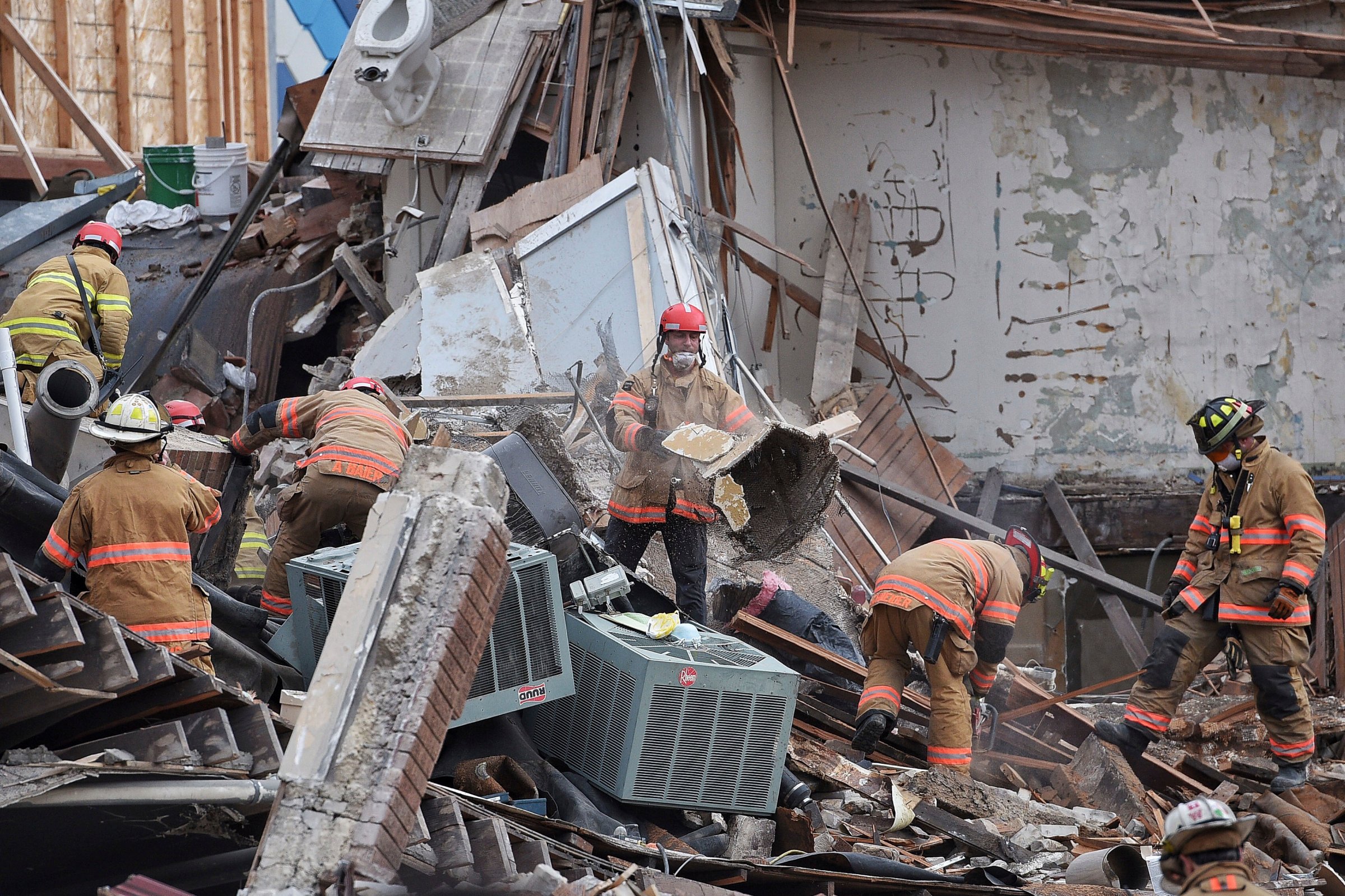 Emergency crews clear debris at the scene of building collapse in Sioux Falls, S.D., Dec. 2, 2016.