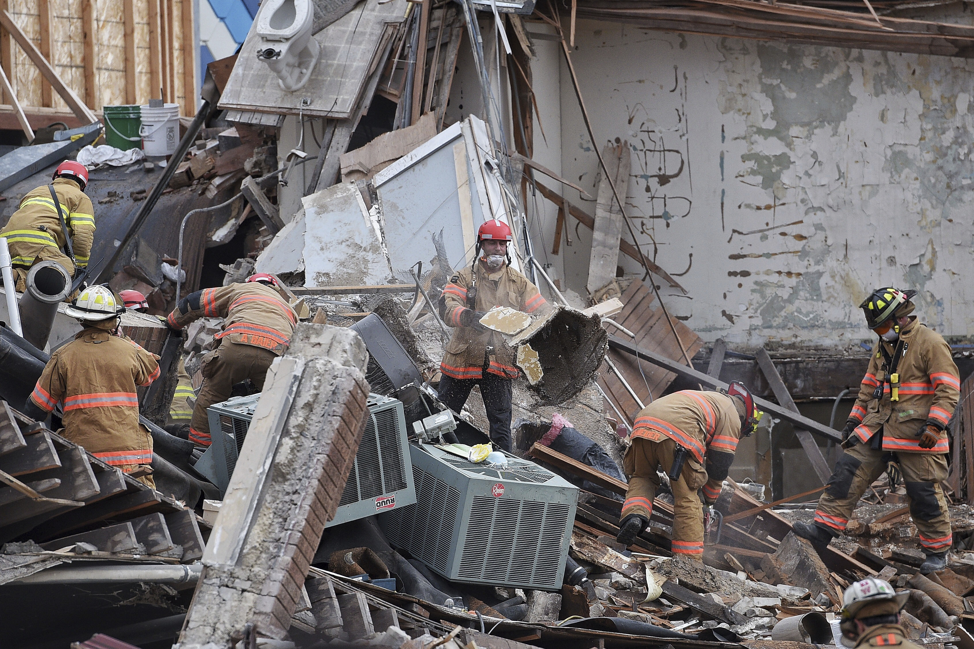Emergency crews clear debris at the scene of building collapse in Sioux Falls, S.D., Dec. 2, 2016. (Joe Ahlquist—The Argus Leader/AP)