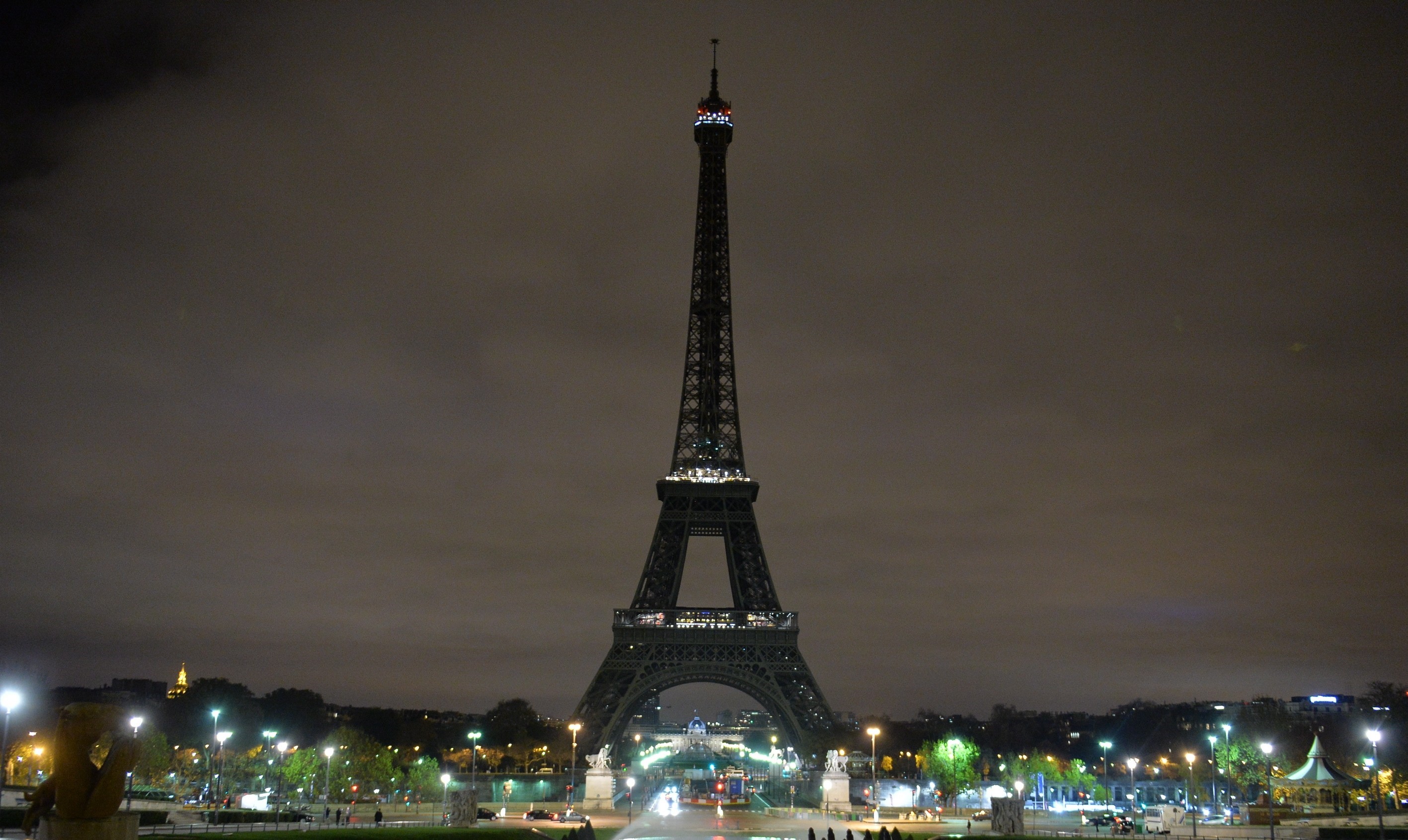 Eiffel Tower turns off its lights in respect for the victims of France terror attacks