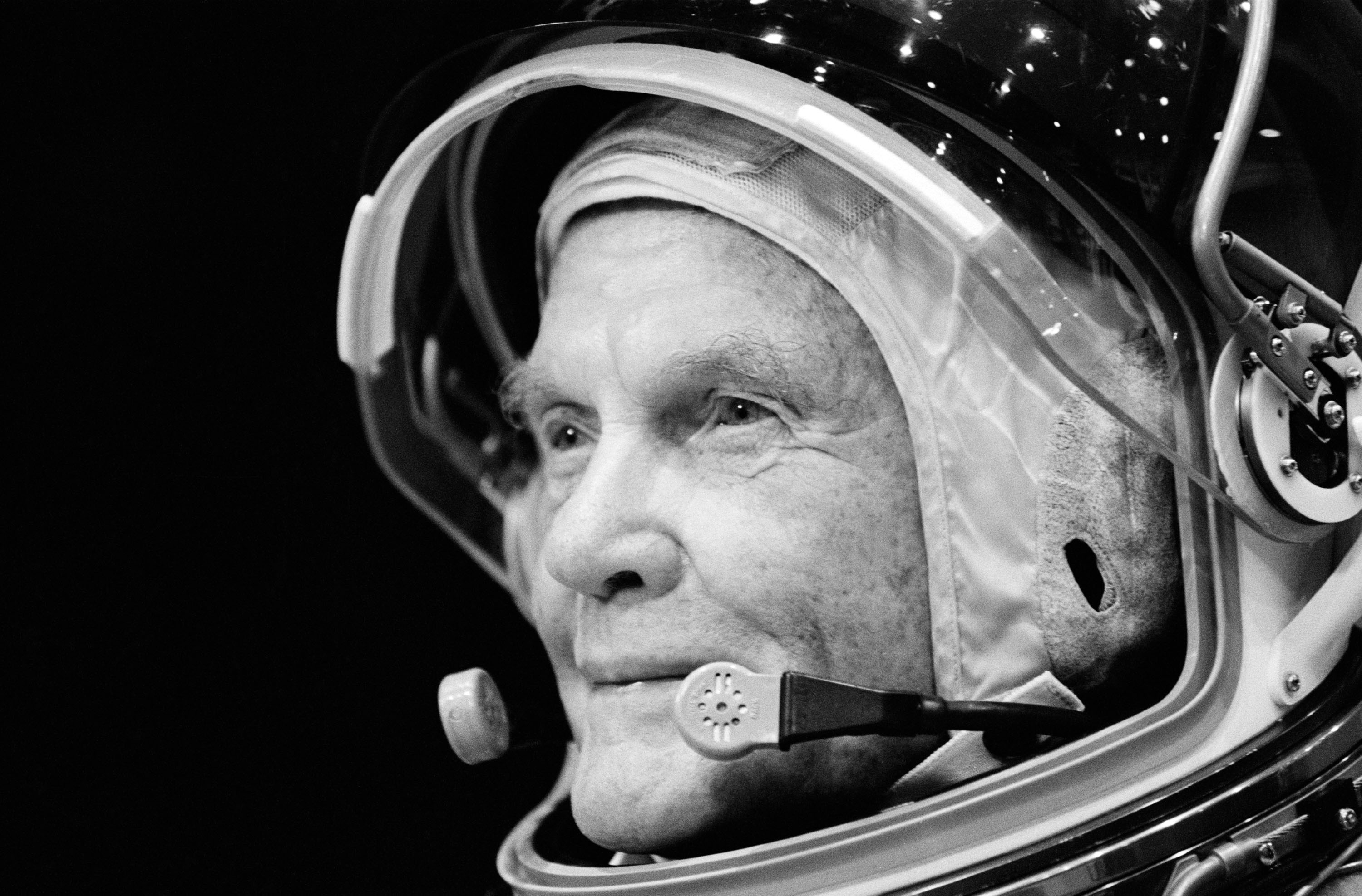 Astronaut John Glenn trains at the Johnson Space Center on Aug. 28, 1998 in Houston, Texas. (David Hume Kennerly&mdash;Getty Images)