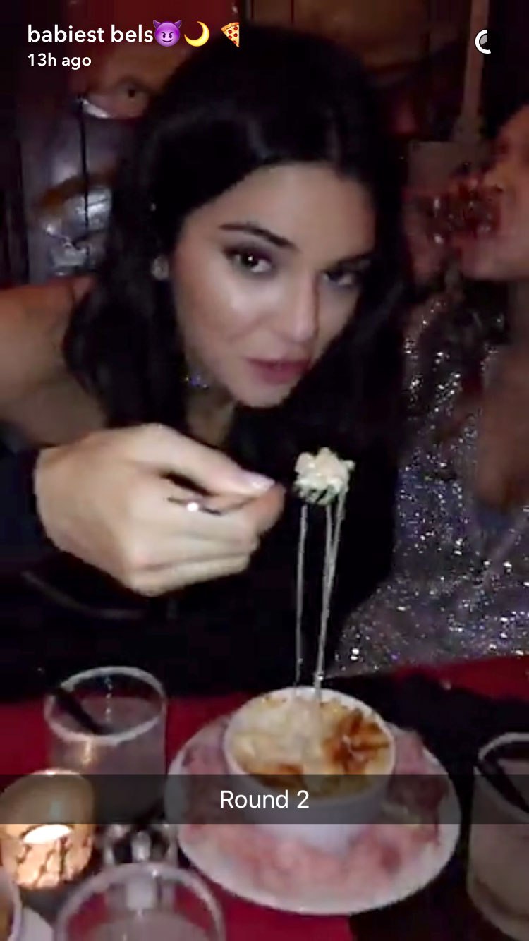 Kendall Jenner victorias secret fashion show 2016 gigi hadid bella hadid mac and cheese burgers snapchat