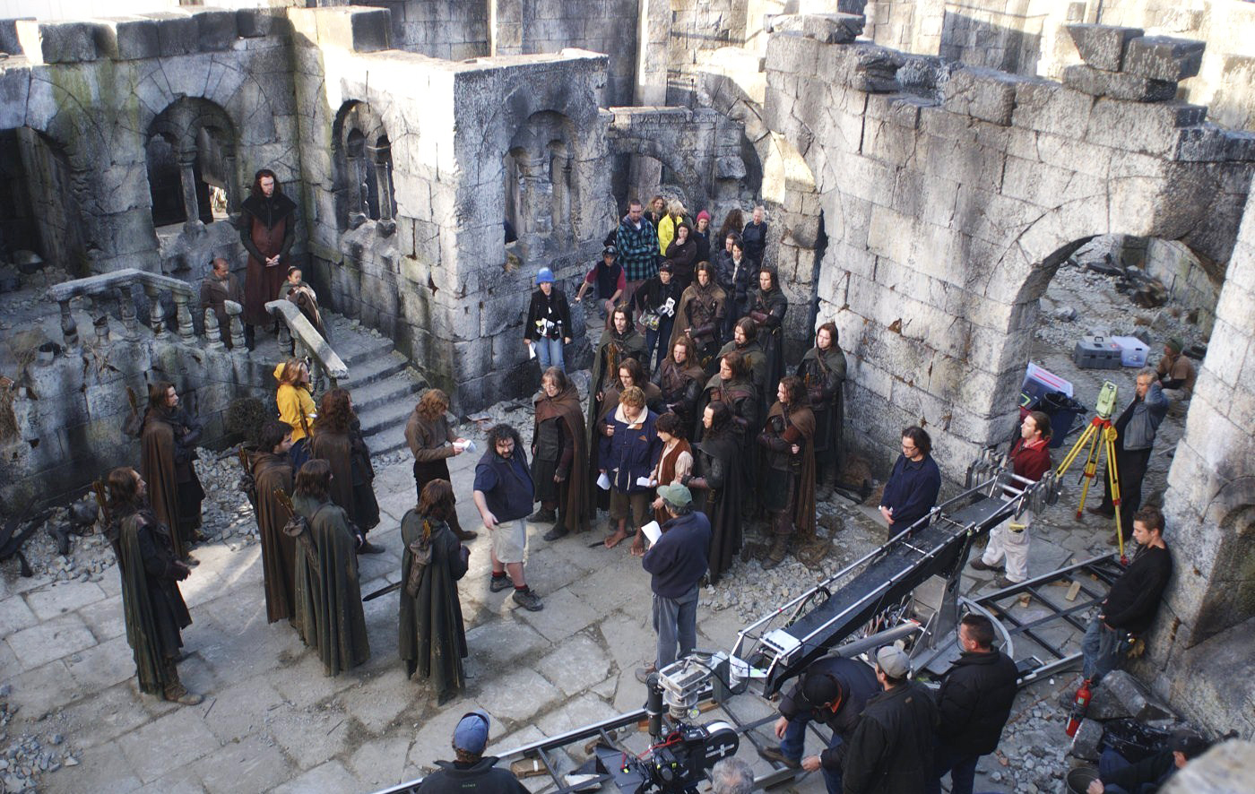 Behind the scenes of Peter Jackson and Sean Bean filming The Lord of the Rings: The Two Towers.