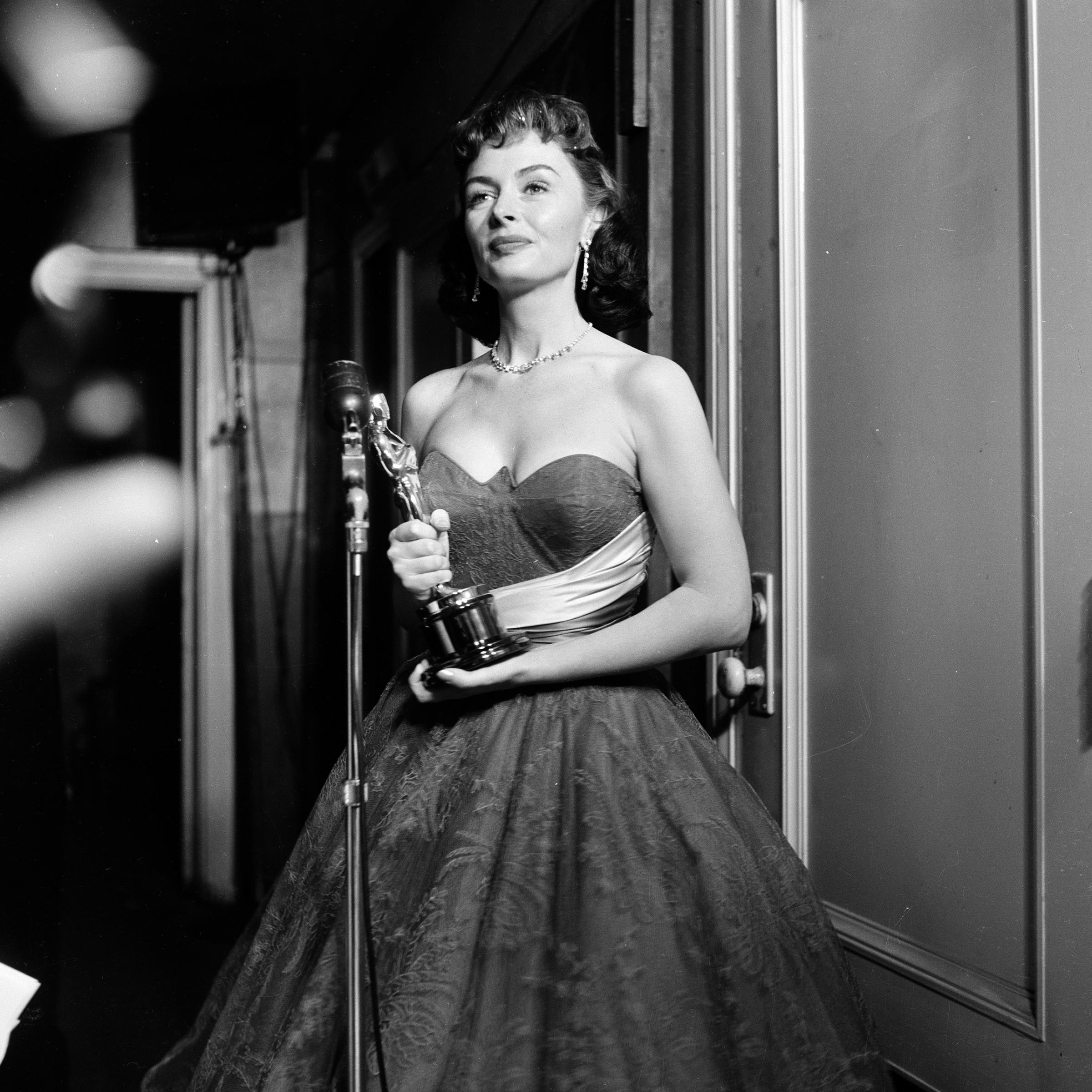 Donna Reed poses with her Oscar for Best Supporting Actress in "From Here to Eternity" at the Academy Awards, 1954.