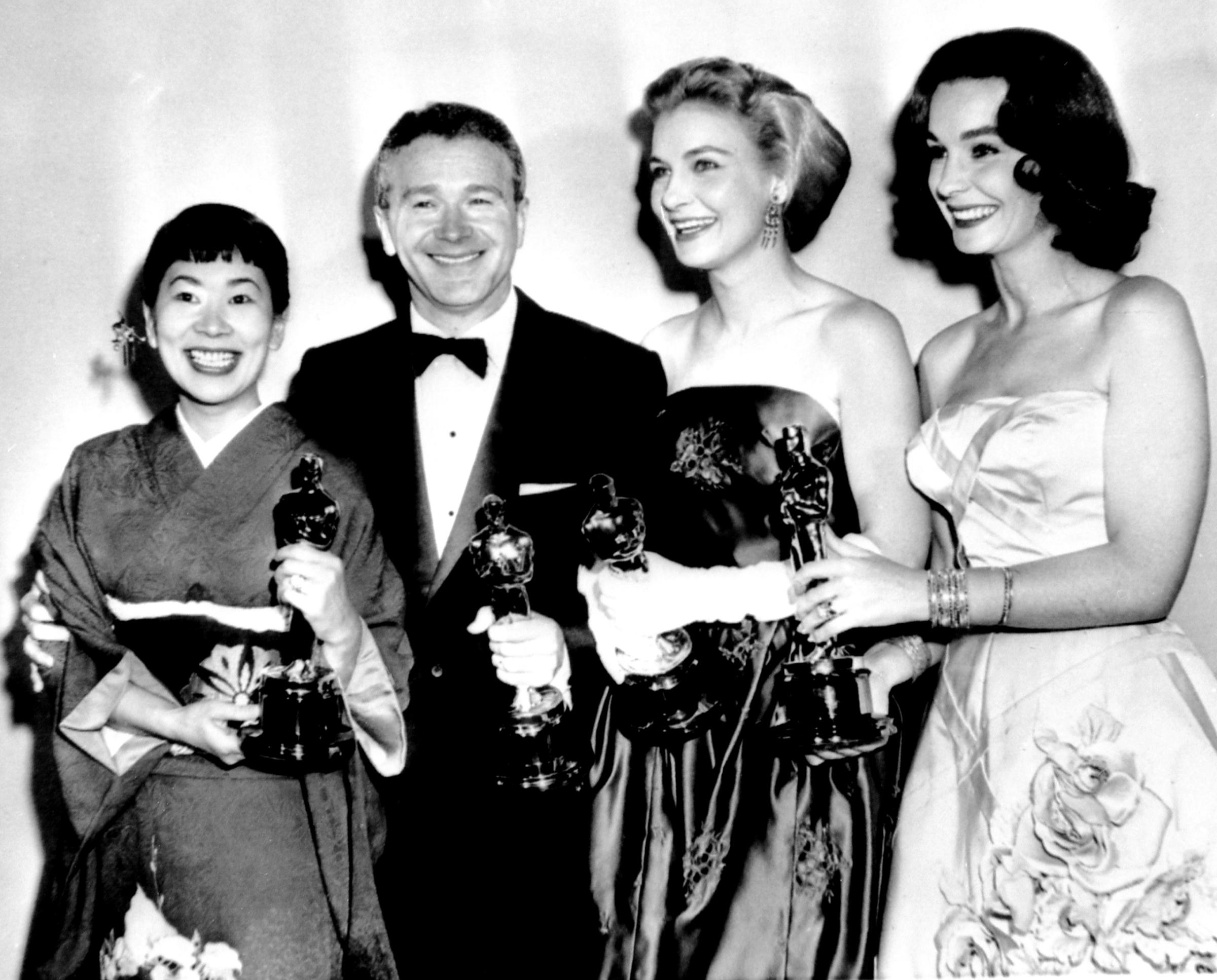 Miyoshi Umeki, Red Button, Joanne Woodward and Jean Simmons at the Academy Awards, 1958.