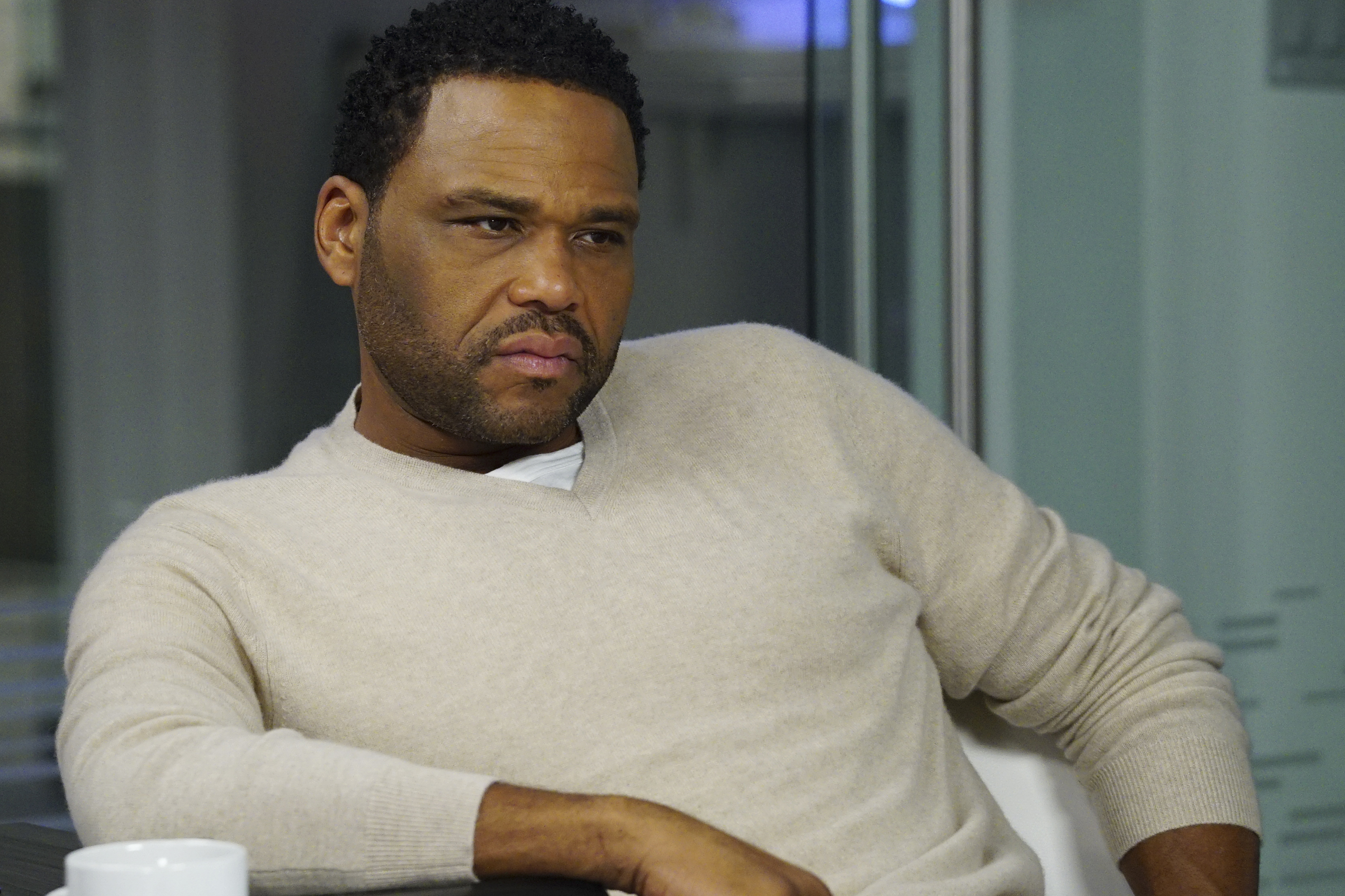 ANTHONY ANDERSON (Richard Cartwright—ABC via Getty Images. Anthony Anderson in <em>Black-ish</em>)