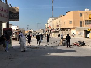 Anti government protestors block the road in the Jidhafs district of Bahrain, Sunday Jan. 15, 2017, after authorities executed three men this morning they found guilty of a deadly attack on police, the kingdom's first executions since an Arab Spring-inspired uprising rocked the country in 2011. (AP Photo)