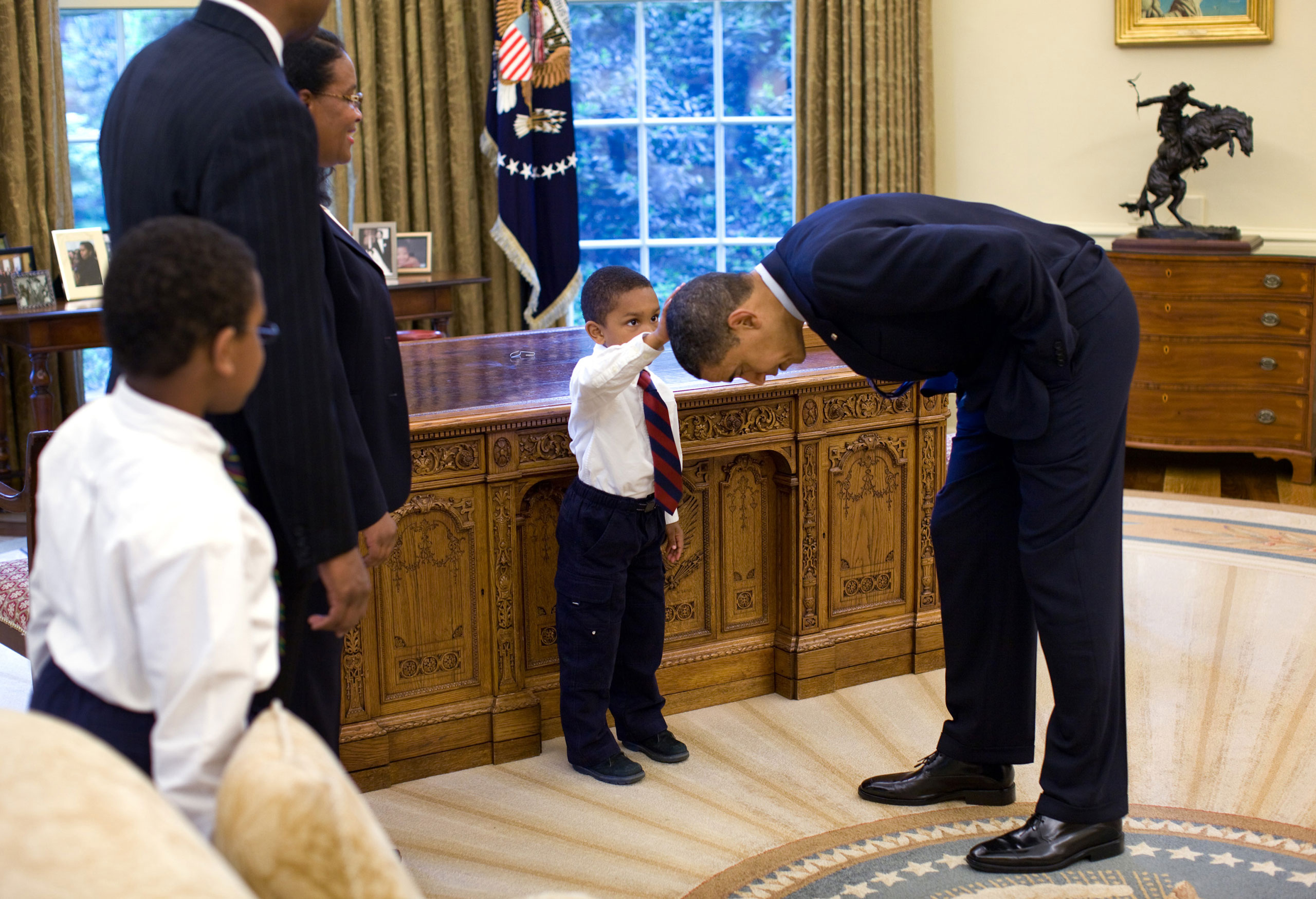 Old Photo Barack Obama Fist Bumps Greeting White House Custodian 