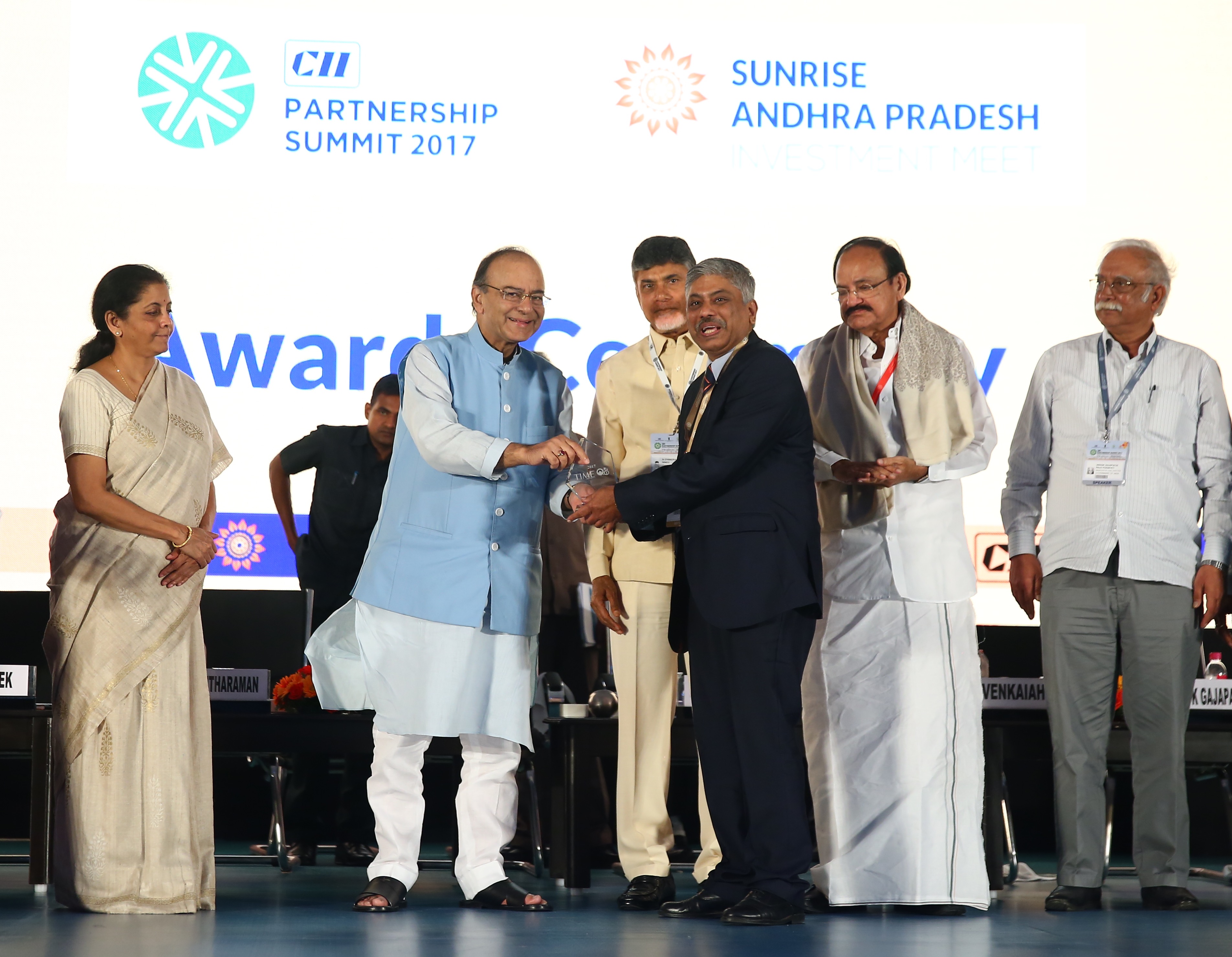 Indian Finance Minister Arun Jaitley (second from left) presenting the award for Innovator for the Year (CII)