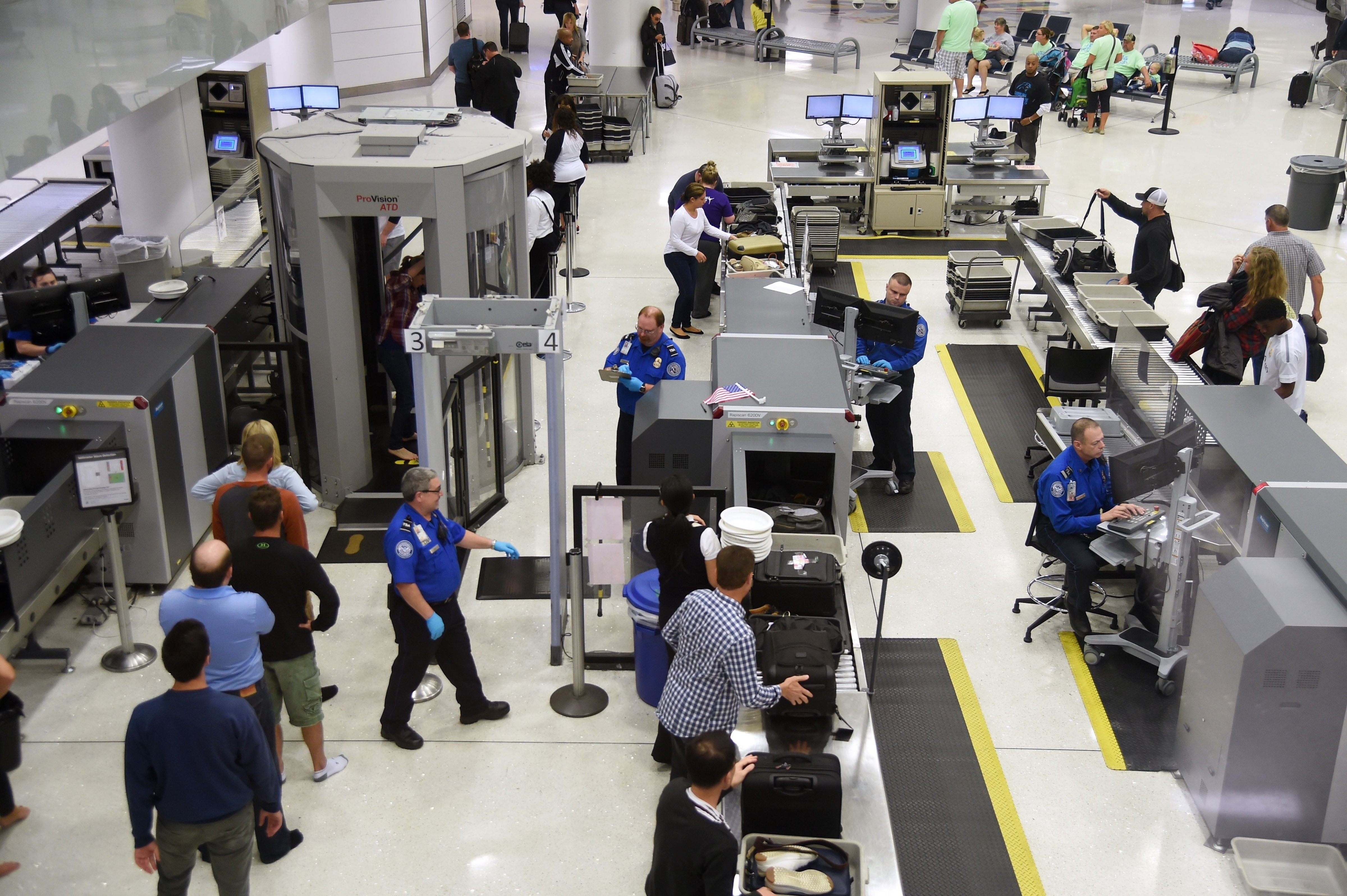 U.S. Transportation Security Administration (TSA) officers inspect airline passengers at Lambert St. Louis International Airport in Missouri, Oct.10, 2016. (Robyn Beck—AFP/Getty Images)