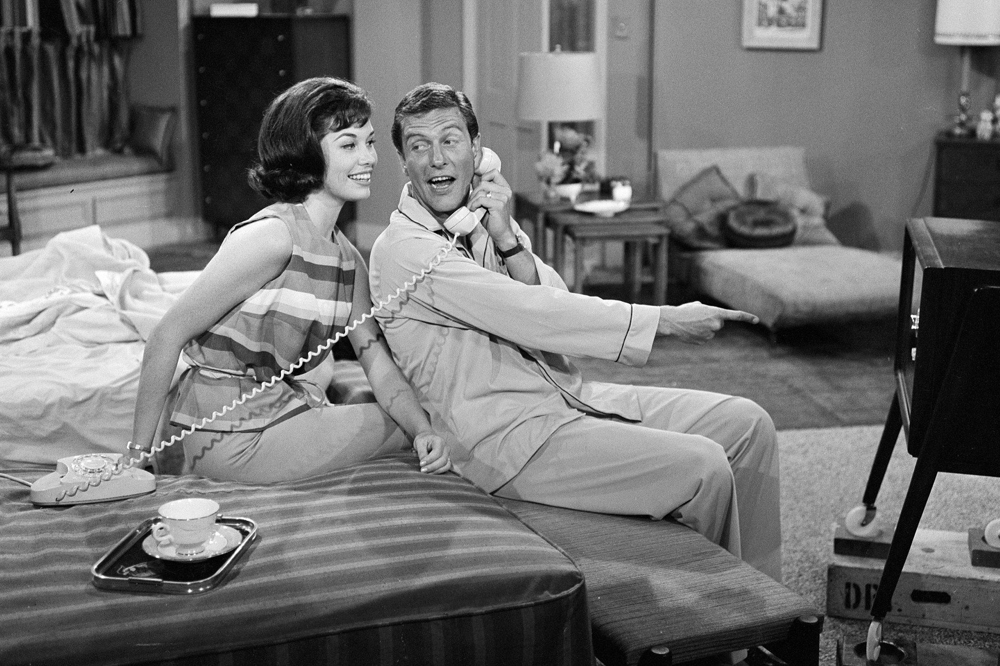 Mary Tyler Moore and Dick Van Dyke filming The Dick Van Dyke Show, on June 19, 1961 in Los Angeles.