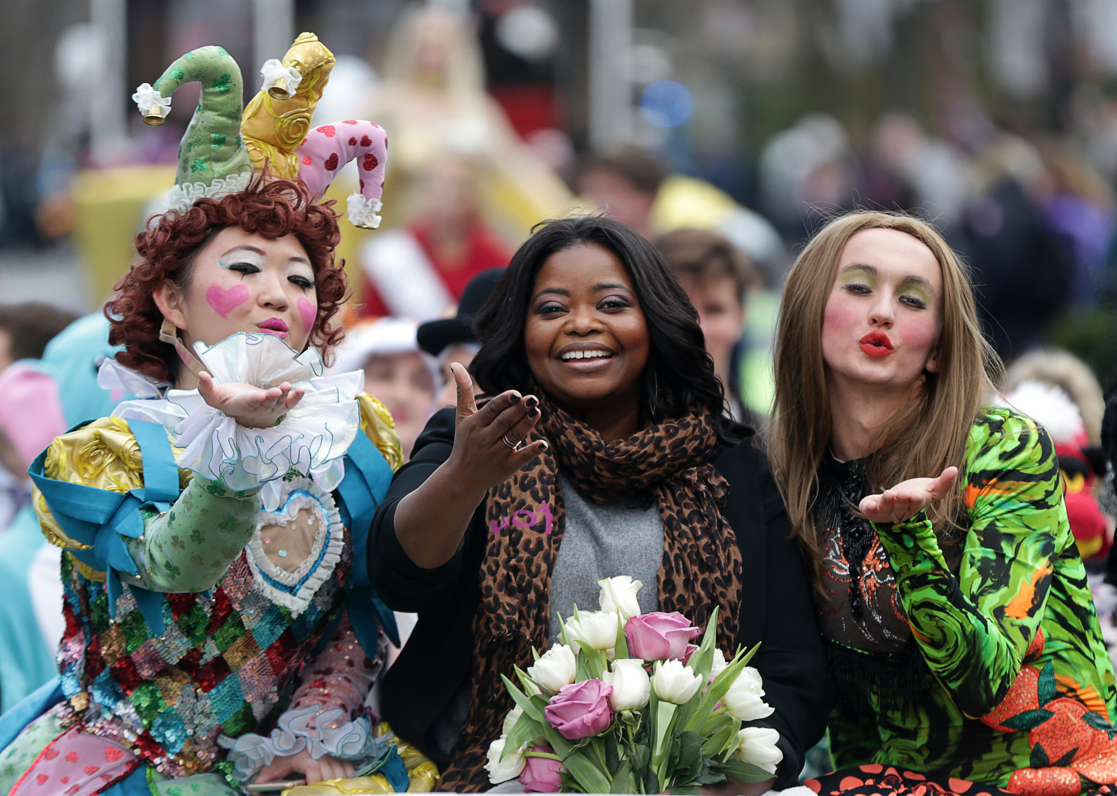 CAMBRIDGE, MA - JANUARY 26: Octavia Spencer, center, 2017 Hasty Pudding Woman of the Year, rides in a car with Guan-Yue Chen, left, and Dan Milashewski, right, during the annual parade down Massachusetts Avenue in Cambridge, Mass., on Jan. 26, 2017. (Photo by Jonathan Wiggs/The Boston Globe via Getty Images) (Boston Globe—Boston Globe via Getty Images)