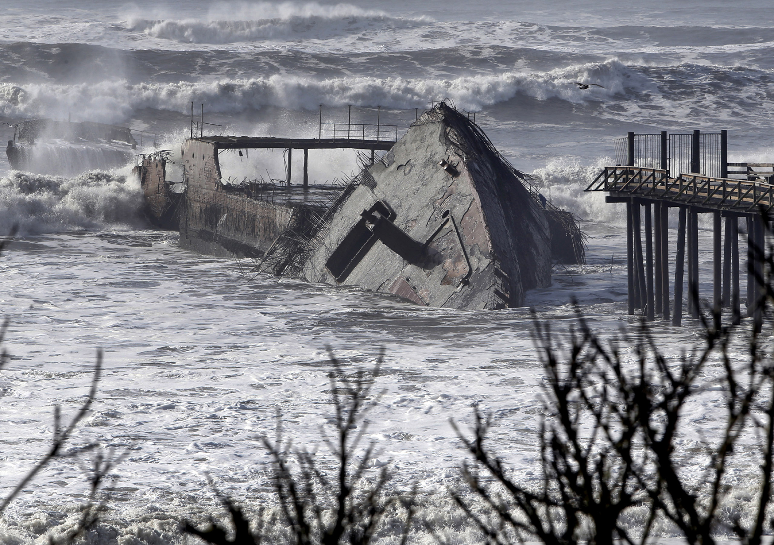 Waves crash into the historic WW1-era ship called S.S. Palo Alto at Rio Del Mar in Aptos, Calif., on Jan. 21, 2017. (Kevin Johnson—The Santa Cruz Sentinel/AP)