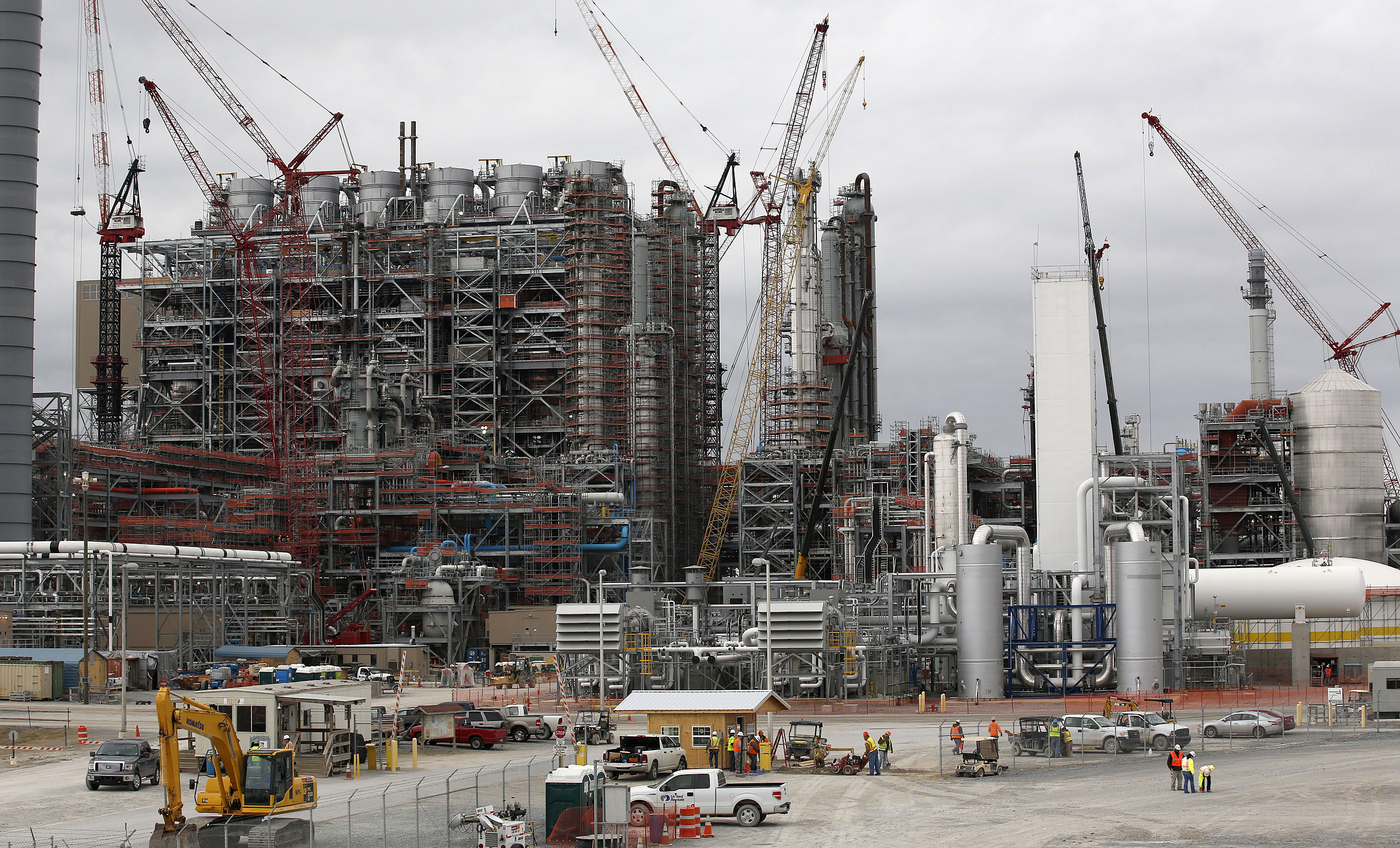 Cranes stand at the construction site for Southern Co.'s Kemper County power plant near Meridian, Mississippi, U.S., on Feb. 25, 2014. (Bloomberg—Bloomberg via Getty Images)