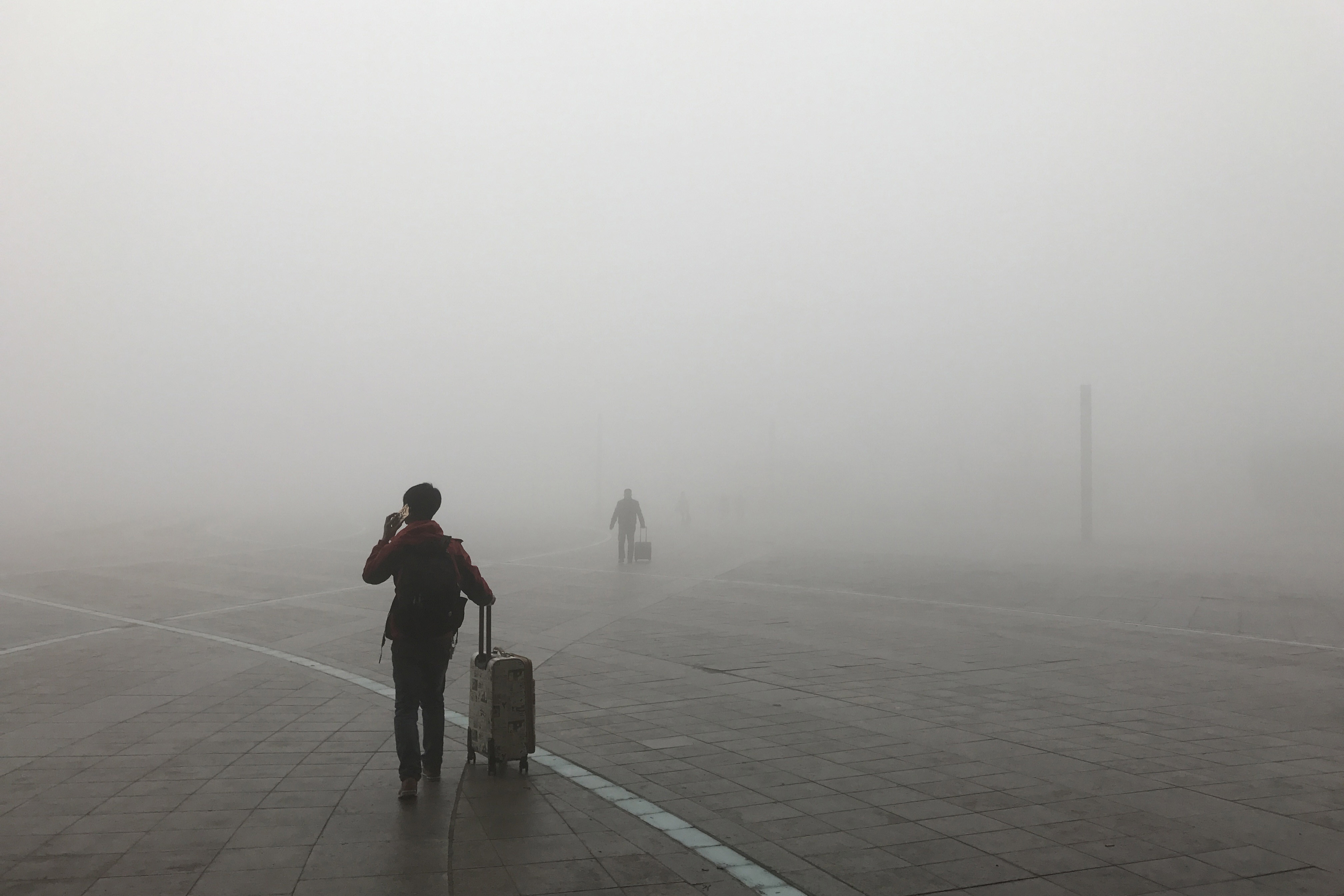 Passengers walk in the smog at Zhengzhou East Railway Station on Jan. 9, 2017, in Zhengzhou, Henan province, China (VCG/Getty Images)