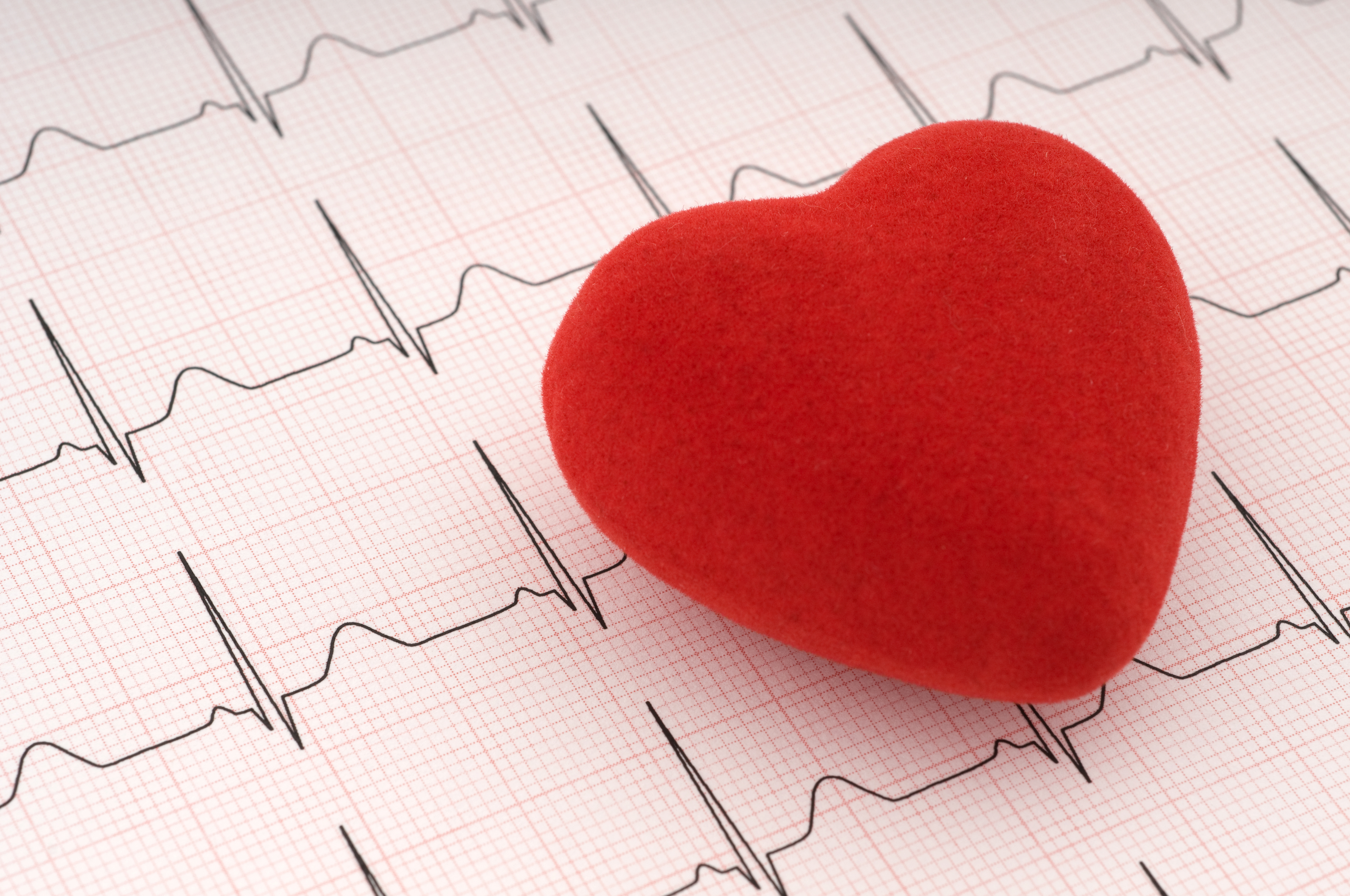Heart shape on pulse trace (ekg / ecg) (hamzaturkkol—Getty Images)