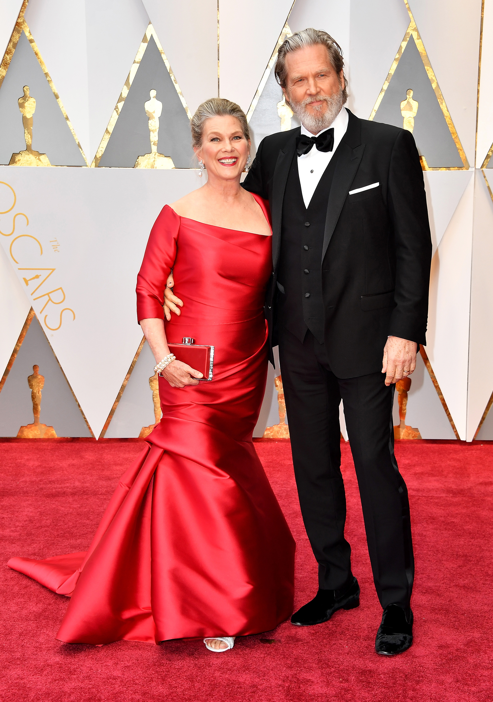 Susan Geston and Jeff Bridges on the red carpet for the 89th Oscars, on Feb. 26, 2017 in Hollywood, Calif.