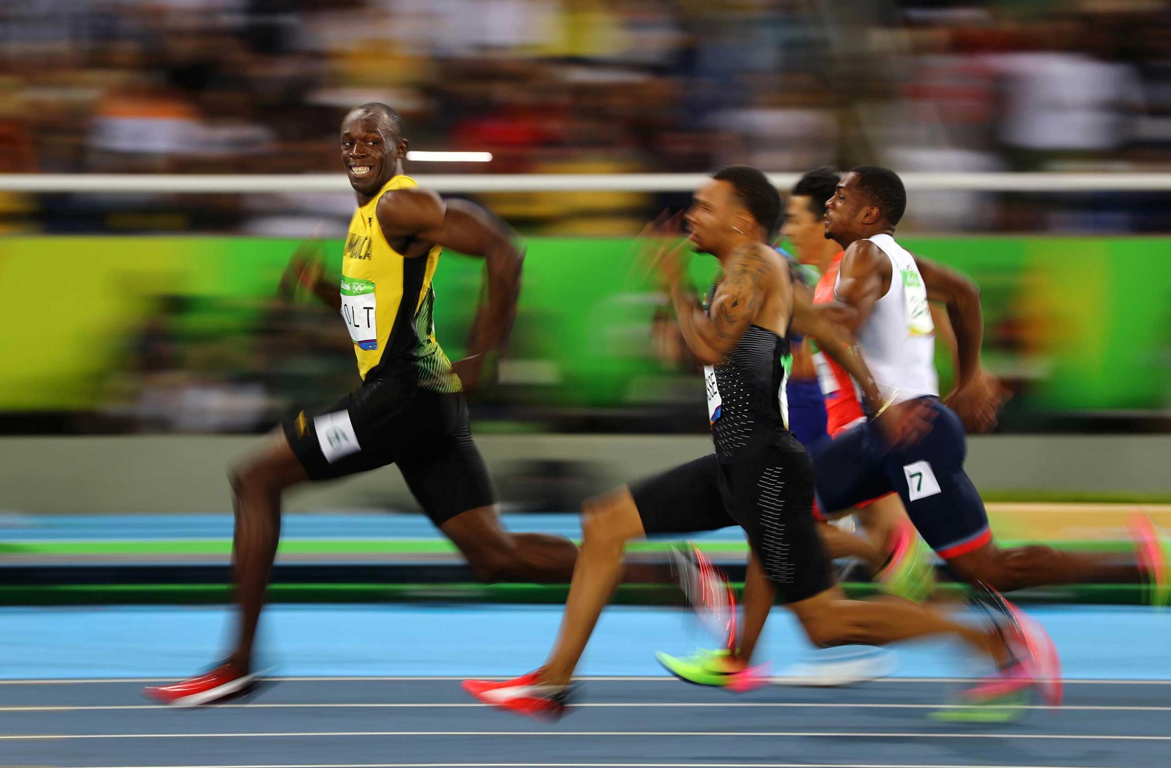Jamaika's Usain Bolt smiles as he looks back while winning his 100m semi-final race at the Rio 2016 Olympics on August 14, 2006 in Rio de Janeiro.  REUTERS/ Kai Pfaffenbach