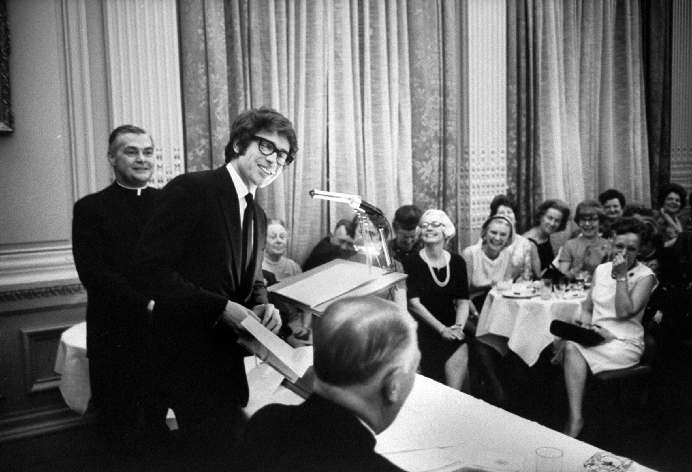 Warren Beatty accepting an award in 1968.