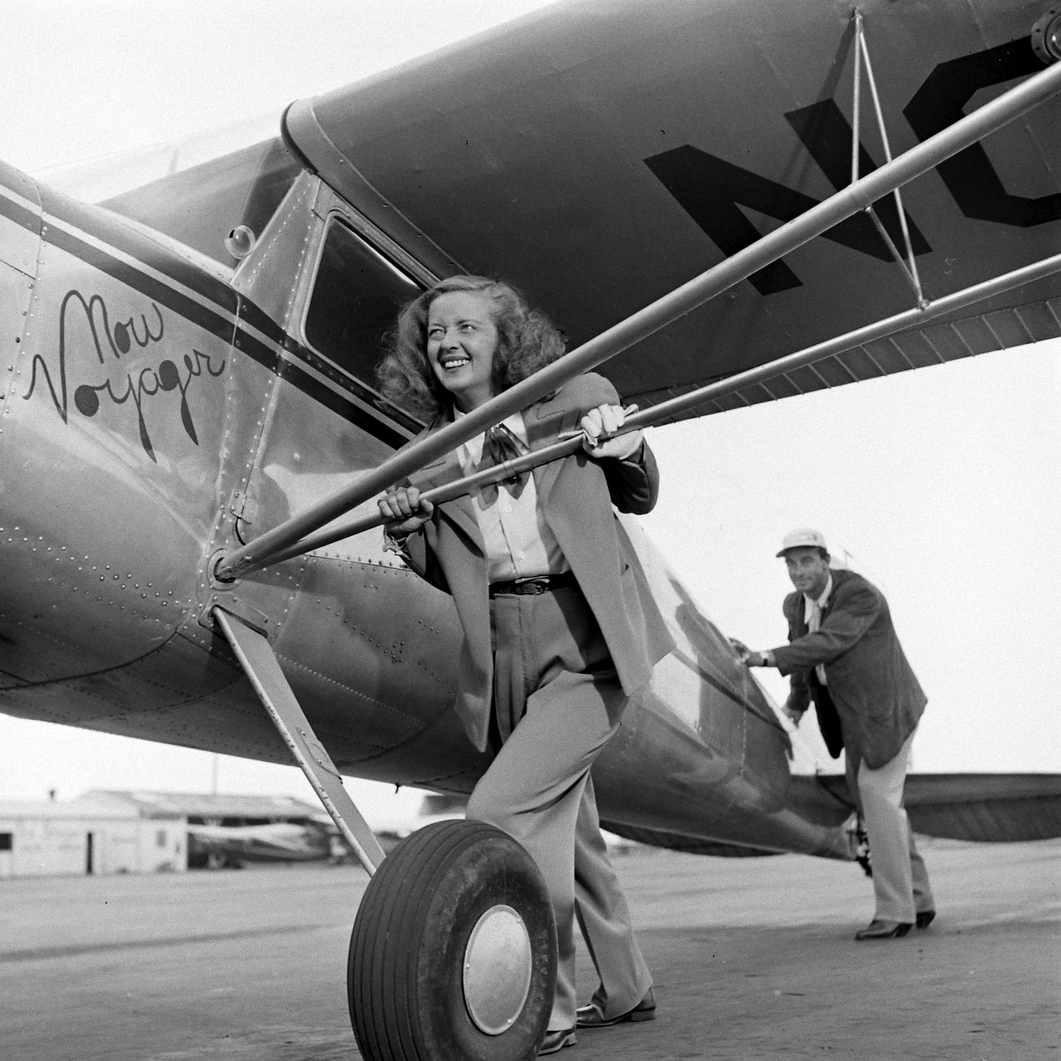 Bette Davis in front of a plane with her third husband, William Grant Sherry in California, 1947.