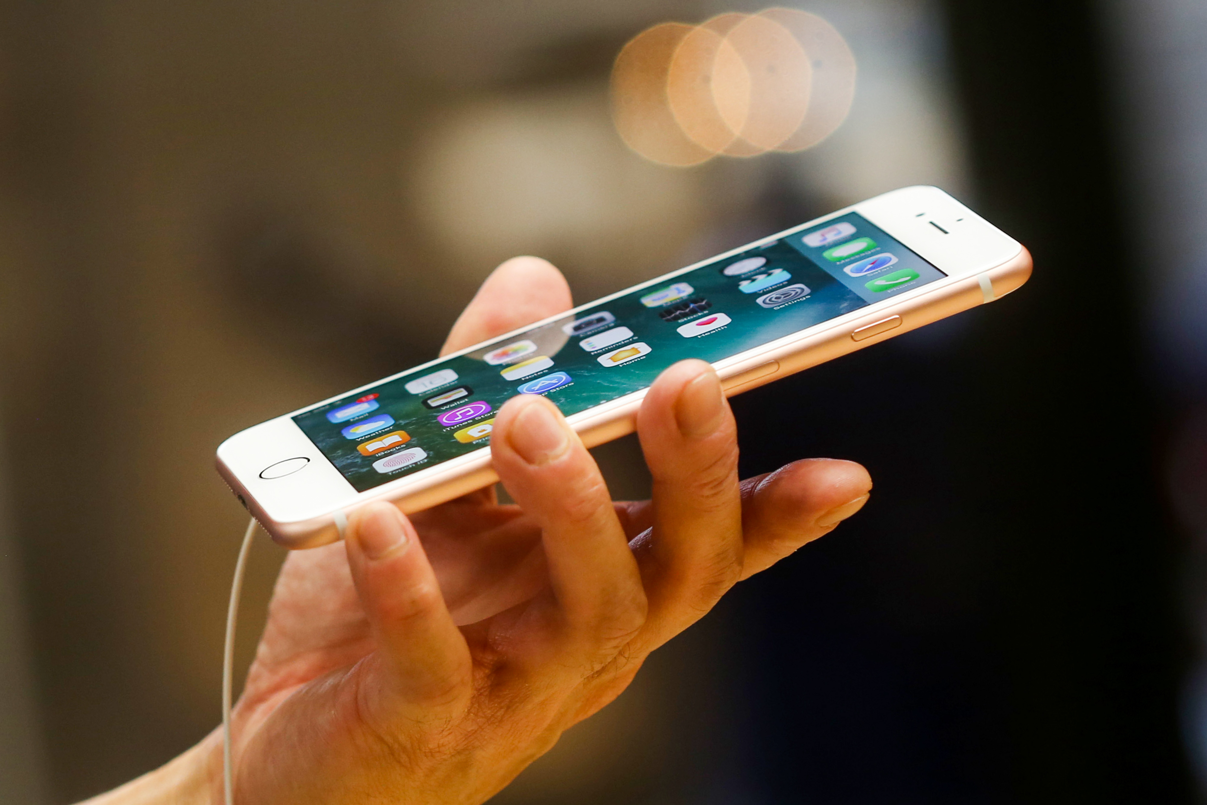 A customer inspects a new iPhone 7 plus smartphone inside the Apple Inc. Covent Garden store in London, U.K., on Friday, Sept. 16, 2016. (Bloomberg via Getty Images)
