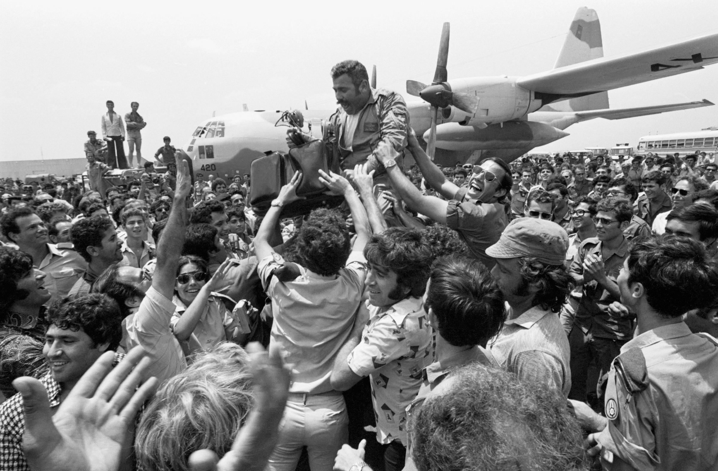 Israeli crowd greeting the commando unit that rescued hostages in Entebbe, Uganda, July 1976.