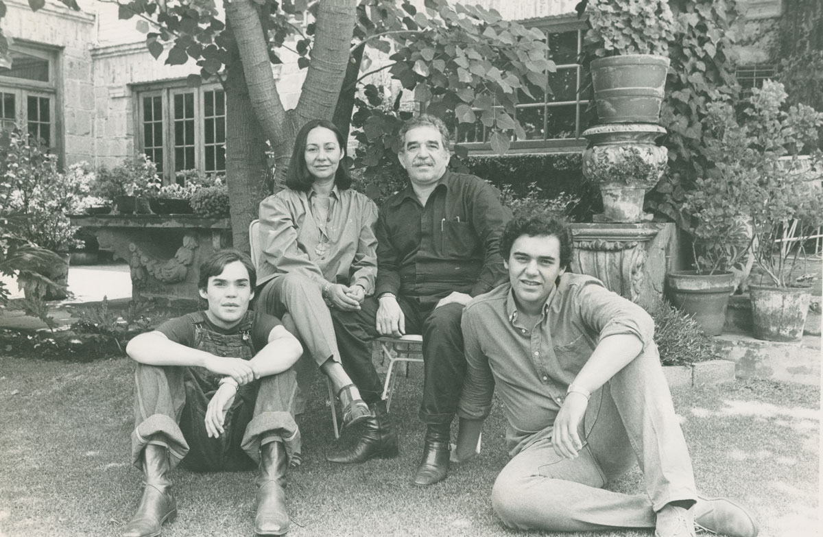Gabriel García Márquez with Mercedes Barcha and their children, Rodrigo and Gonzalo in 1980.
