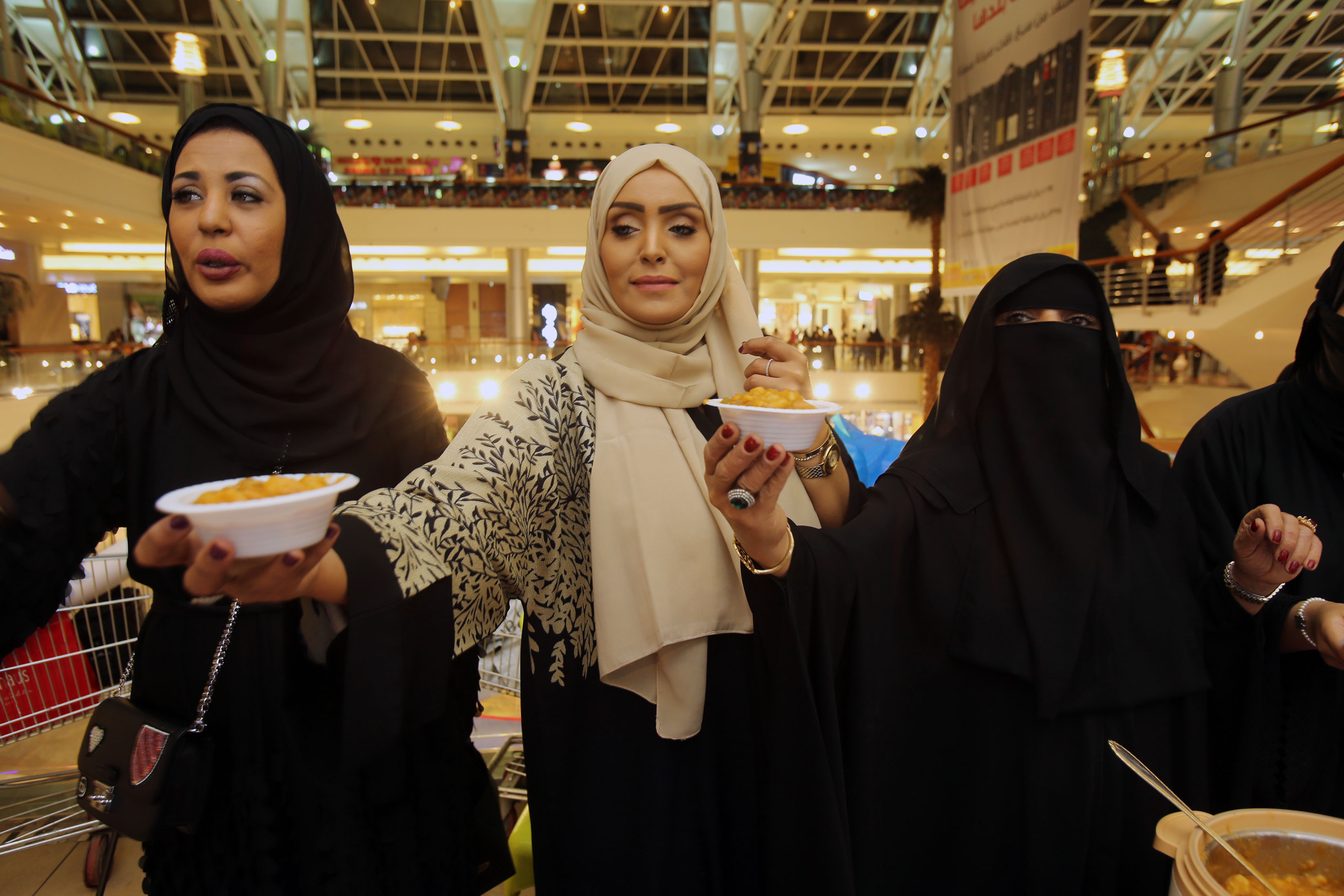 Volunteers at an event for Om Abdullah (R) on December 10, 2015 in Jeddah, Saudi Arabia. (Jordan Pix—Getty Images)