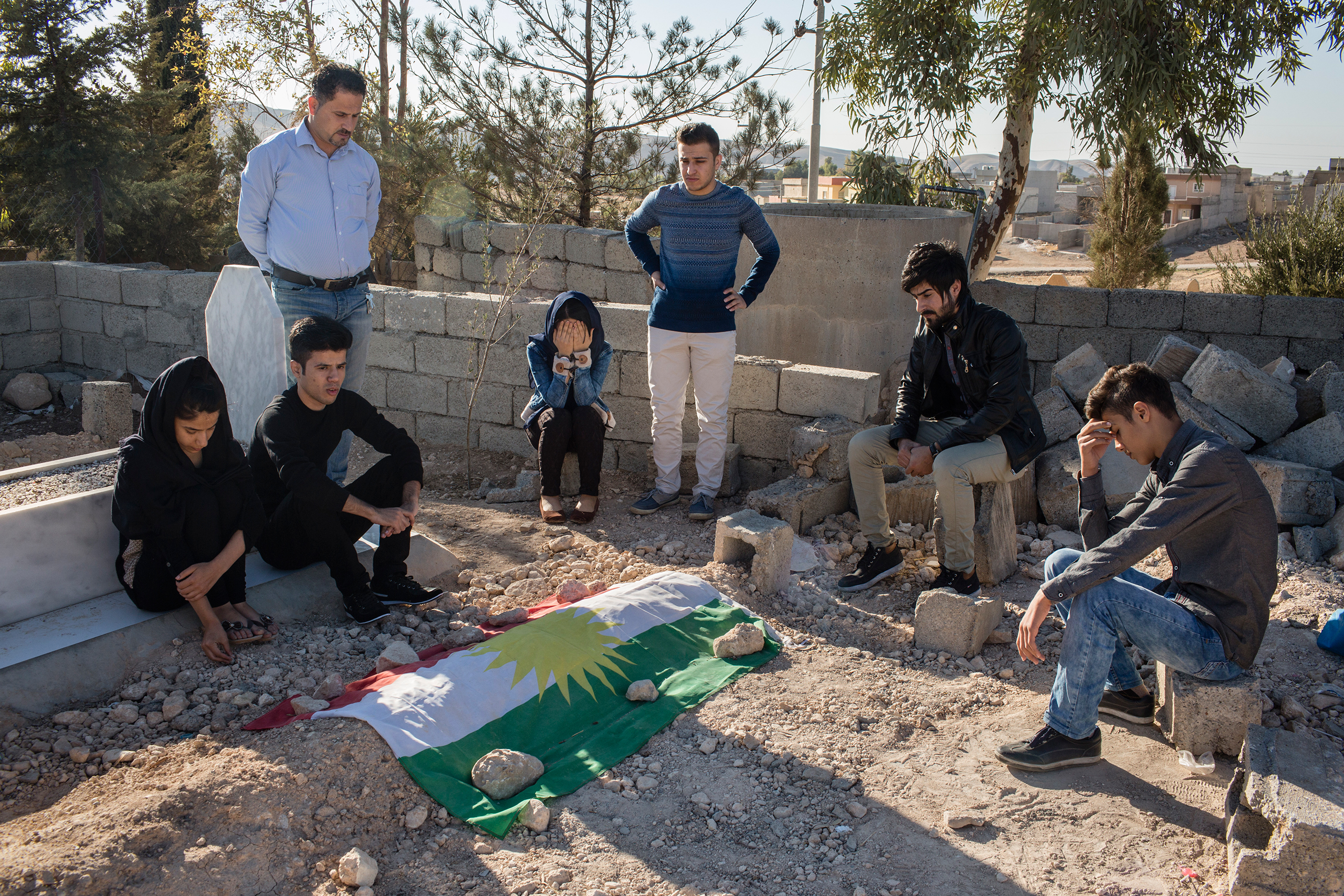Relatives of Kamaran Omar mourn at the gravesite in November 2016. (Sebastian Meyer)