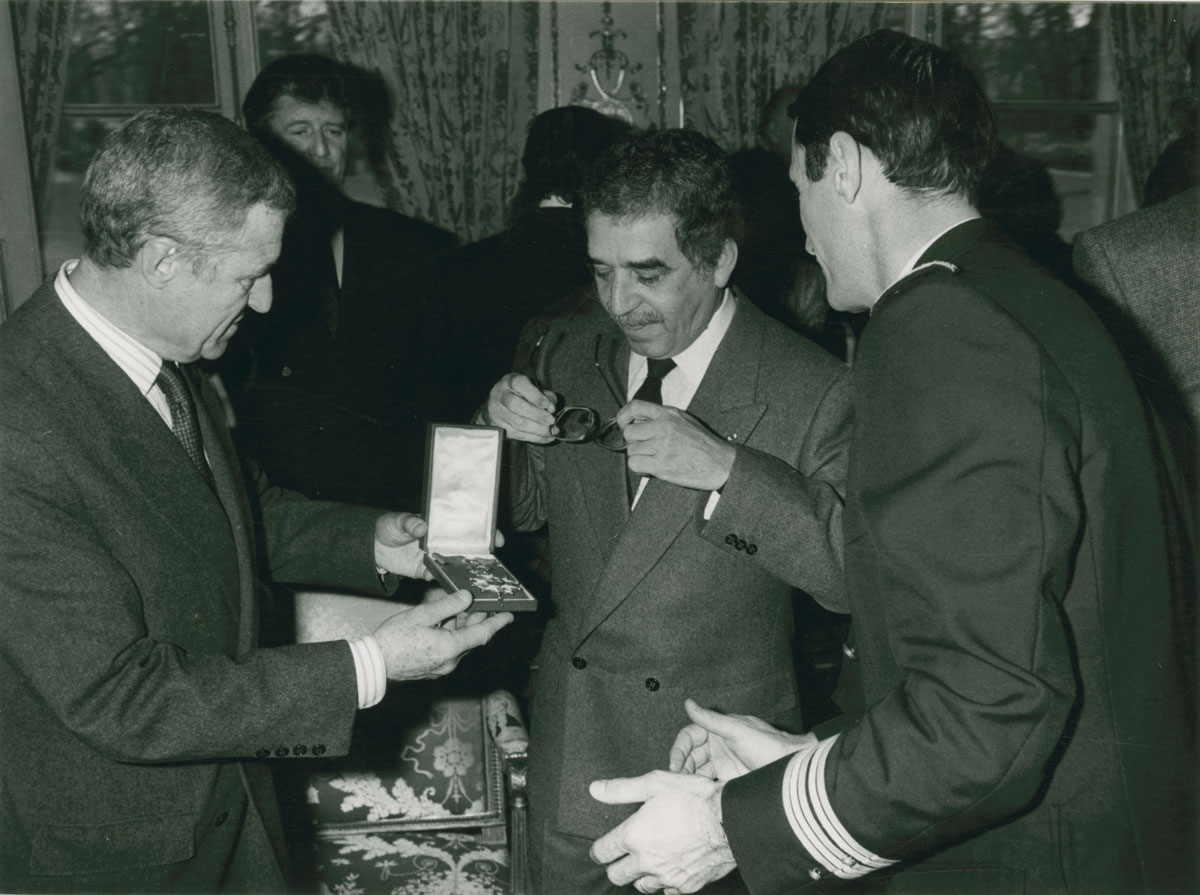Inspecting his Légion d’honneur medal at the ceremony in 1980.