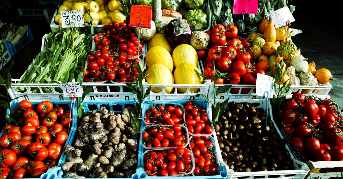 Куплю овощи красноярск. Овощи и фрукты. Поставка овощей и фруктов. Овощи в магазине. Фрукты и овощи интернет магазин.