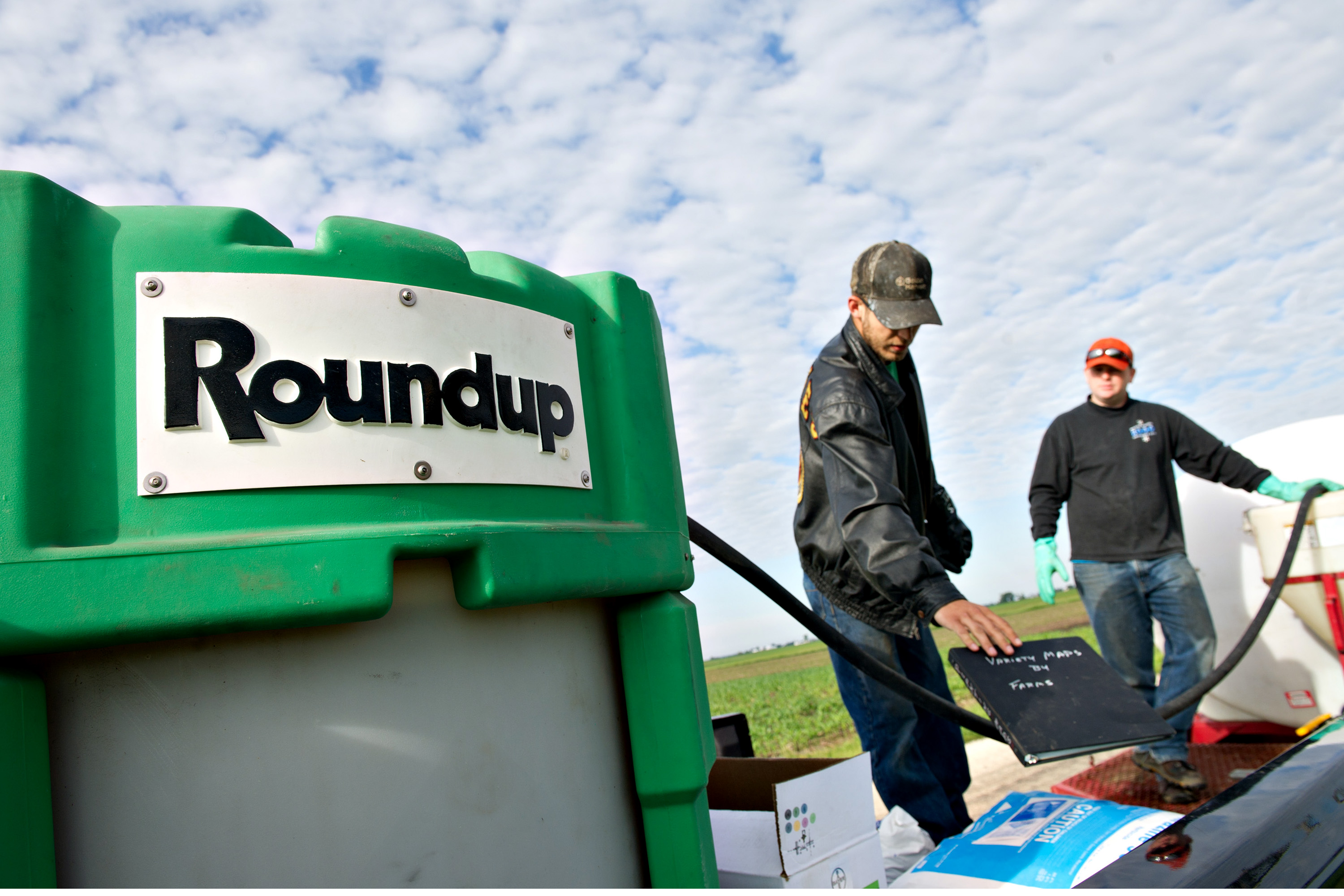 Farmers Matt Wiggeim, right, and Cody Gibson mix Monsanto Co.'s Roundup herbicide near a corn field in Kasbeer, Illinois, U.S., in June 2011. (Daniel Acker—Bloomberg via Getty Images)