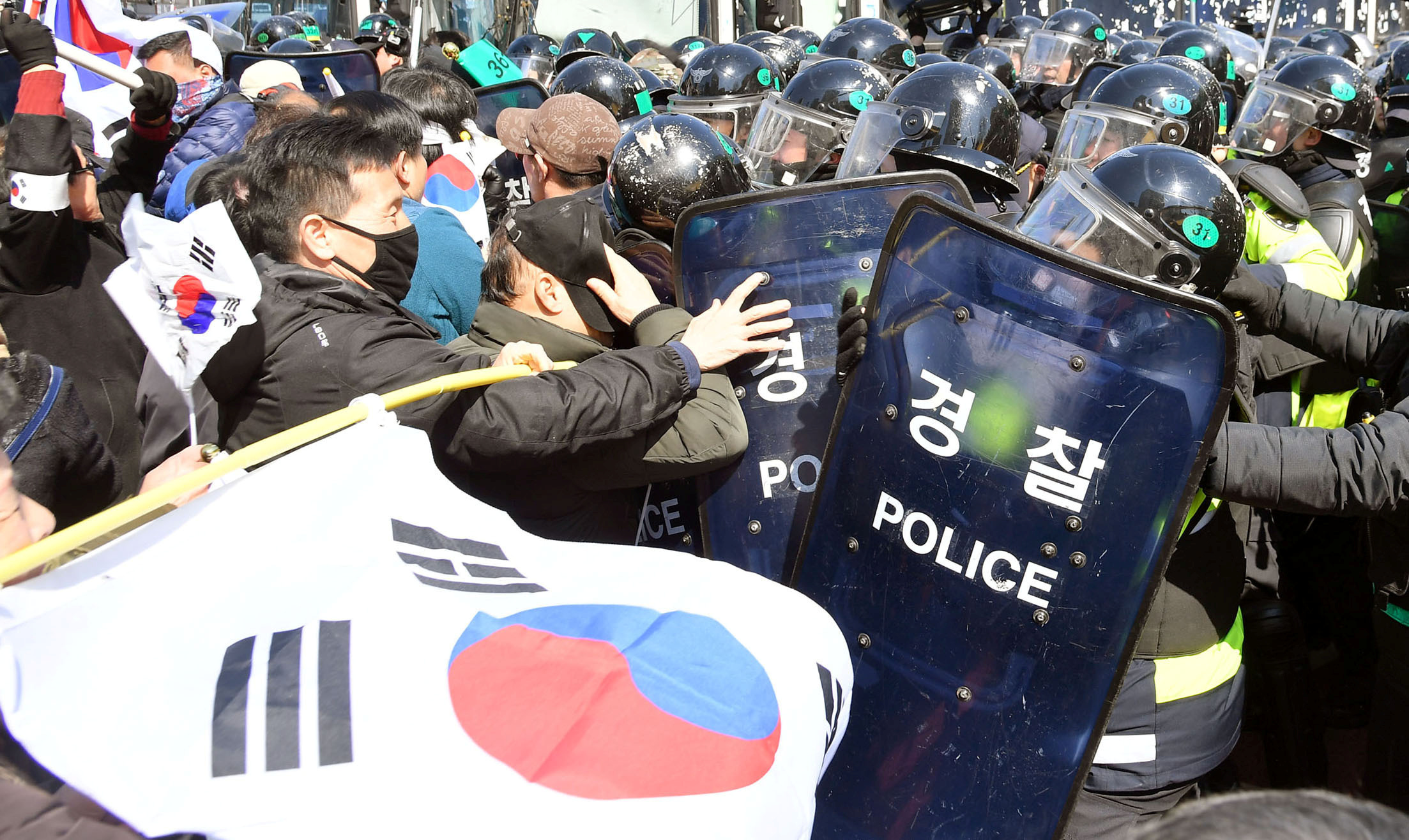 Protesters supporting South Korean President Park Geun-hye clash with riot policemen near the Constitutional Court in Seoul
