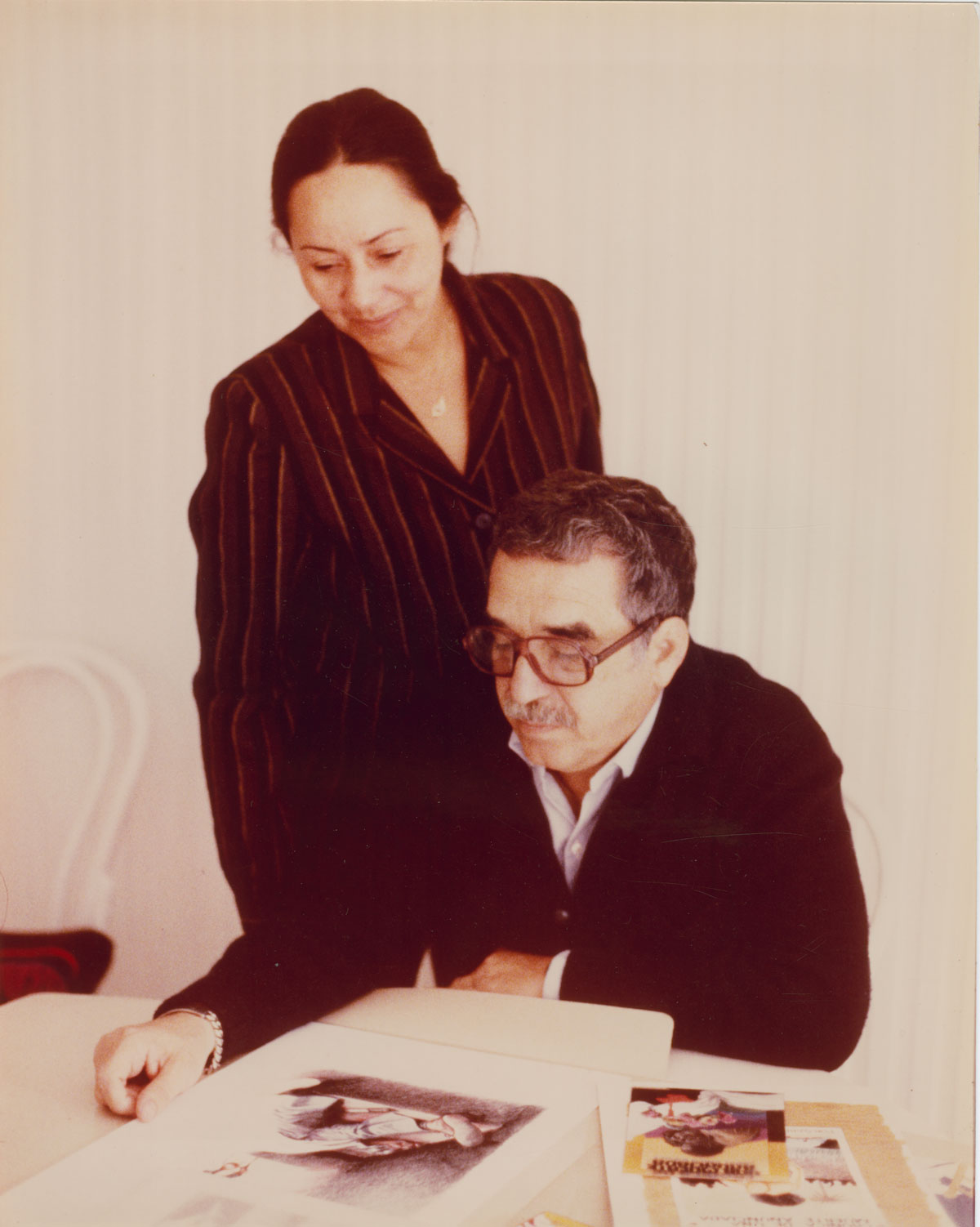 The author and his wife selecting the artwork for the cover of Crónica de una muerte anunciada; photographer and date unknown.